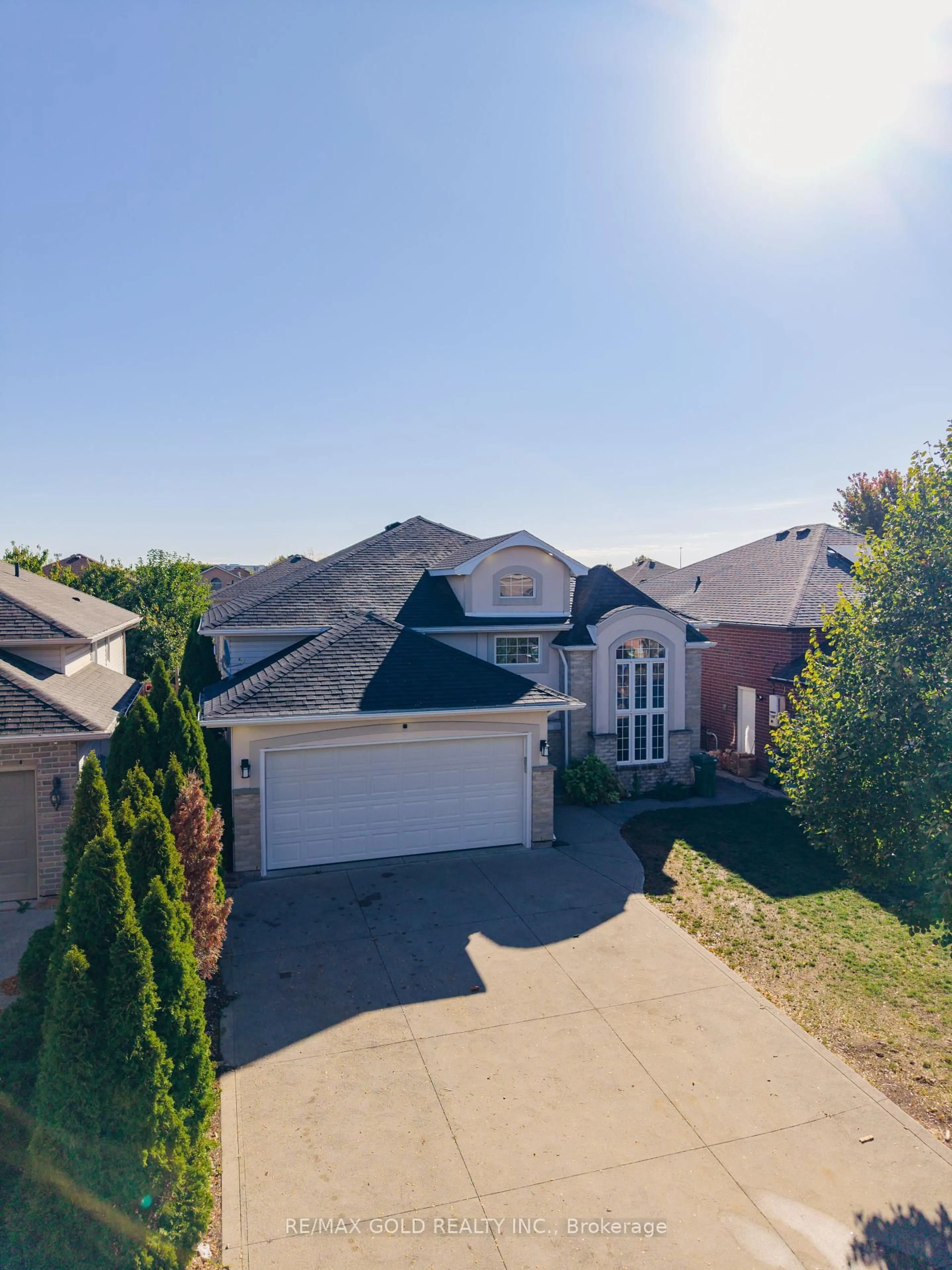 A pic from outside/outdoor area/front of a property/back of a property/a pic from drone, street for 4640 Helsinki Cres, Windsor Ontario N9G 3G2