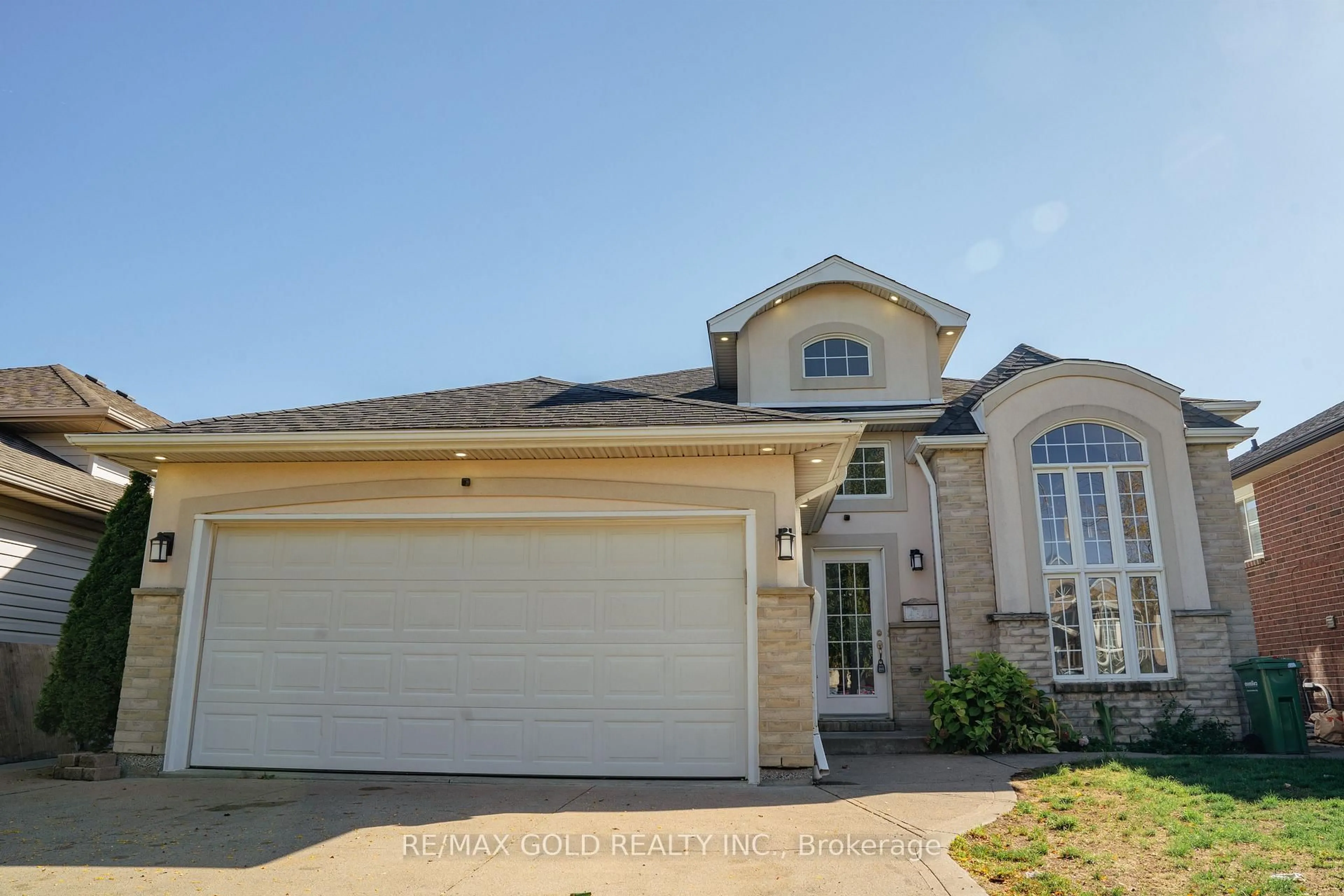 Home with vinyl exterior material, street for 4640 Helsinki Cres, Windsor Ontario N9G 3G2