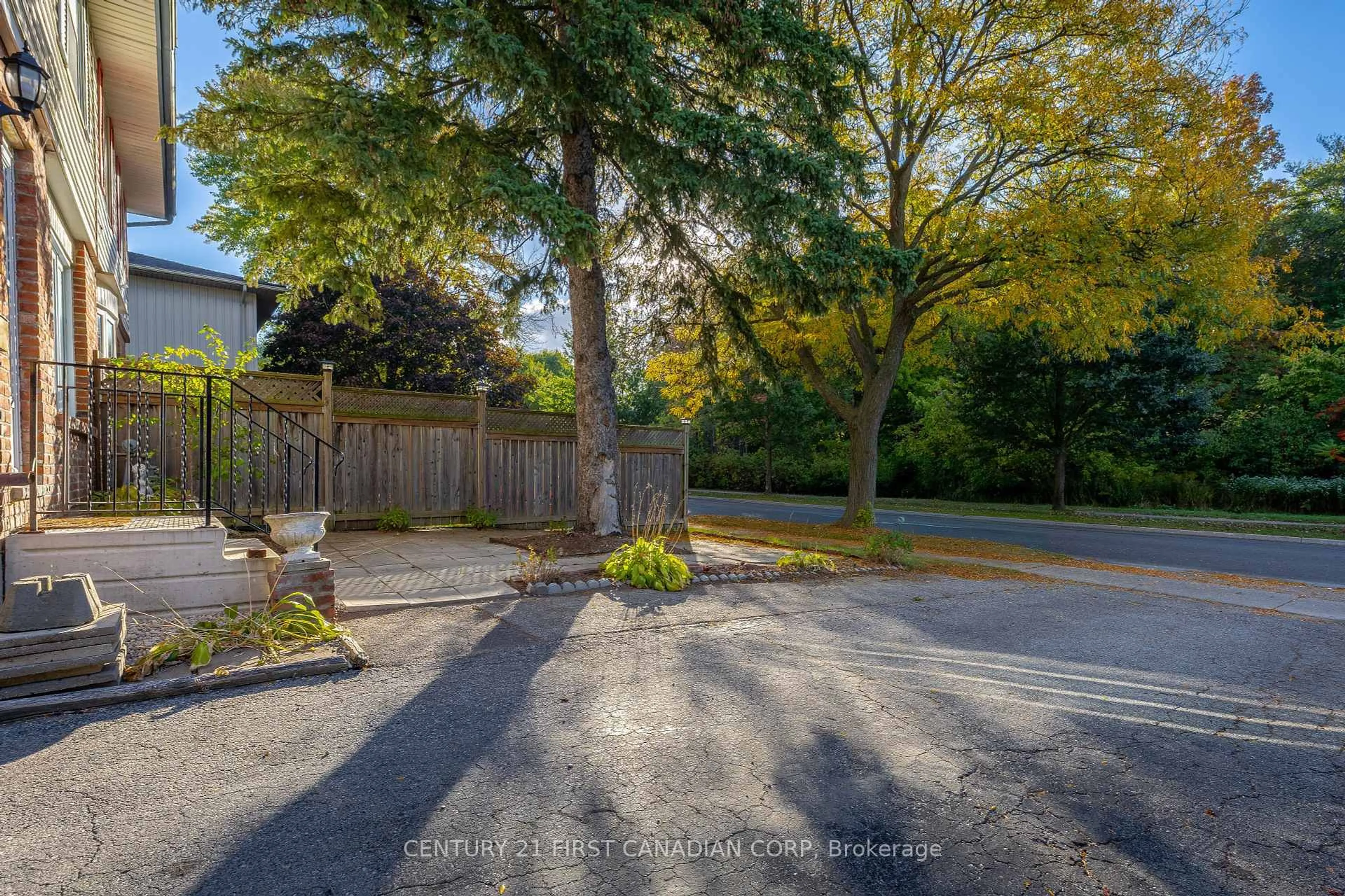 A pic from outside/outdoor area/front of a property/back of a property/a pic from drone, street for 1732 Culver Dr, London East Ontario N5V 3G8