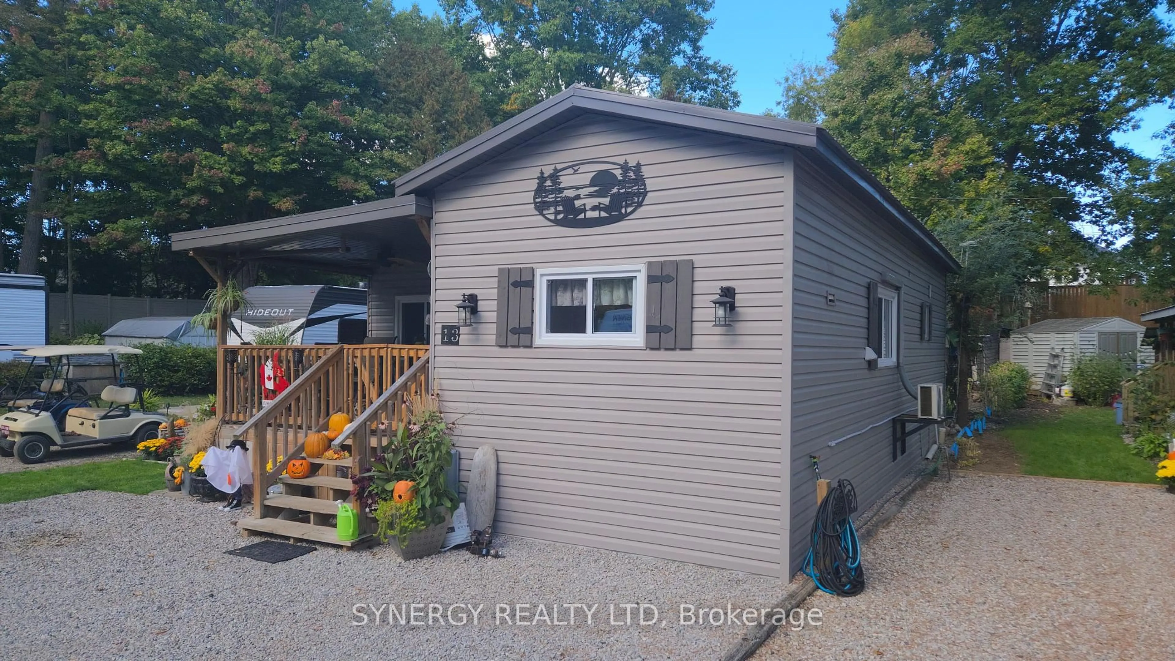Home with vinyl exterior material, unknown for 24749 Park St, Strathroy-Caradoc Ontario N7G 1P4