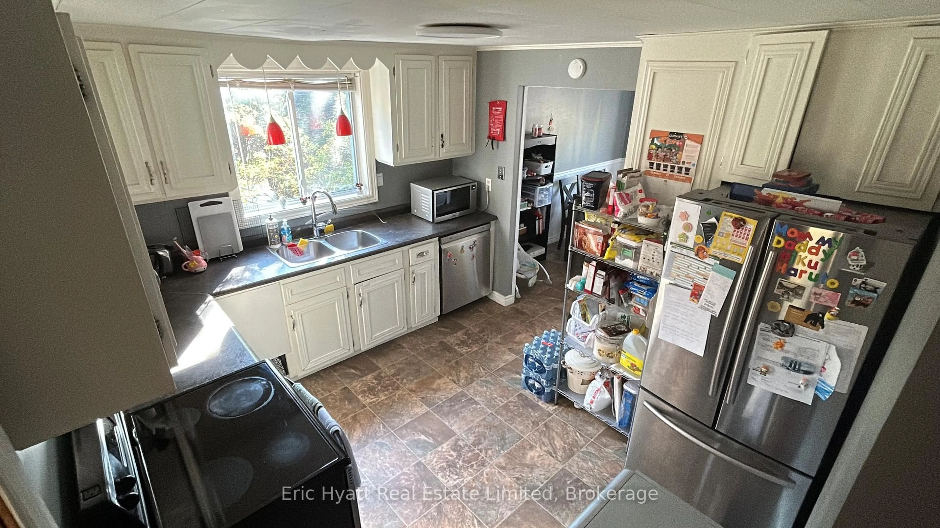 Standard kitchen, ceramic/tile floor for 894 O'BRIEN St, North Bay Ontario P1B 5W8