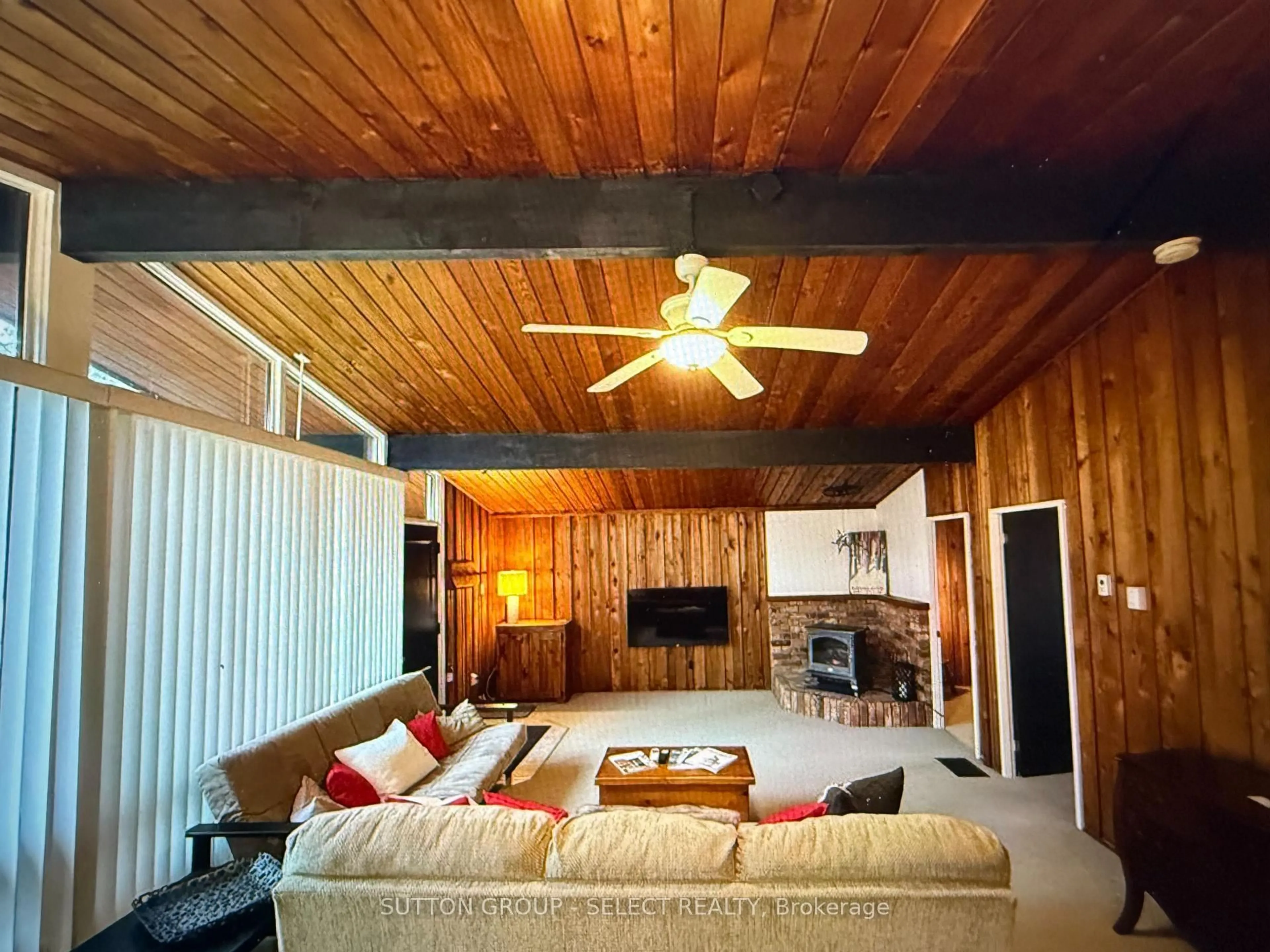 Living room with furniture, wood/laminate floor for 185 Timmons St, Blue Mountains Ontario L9Y 0L2