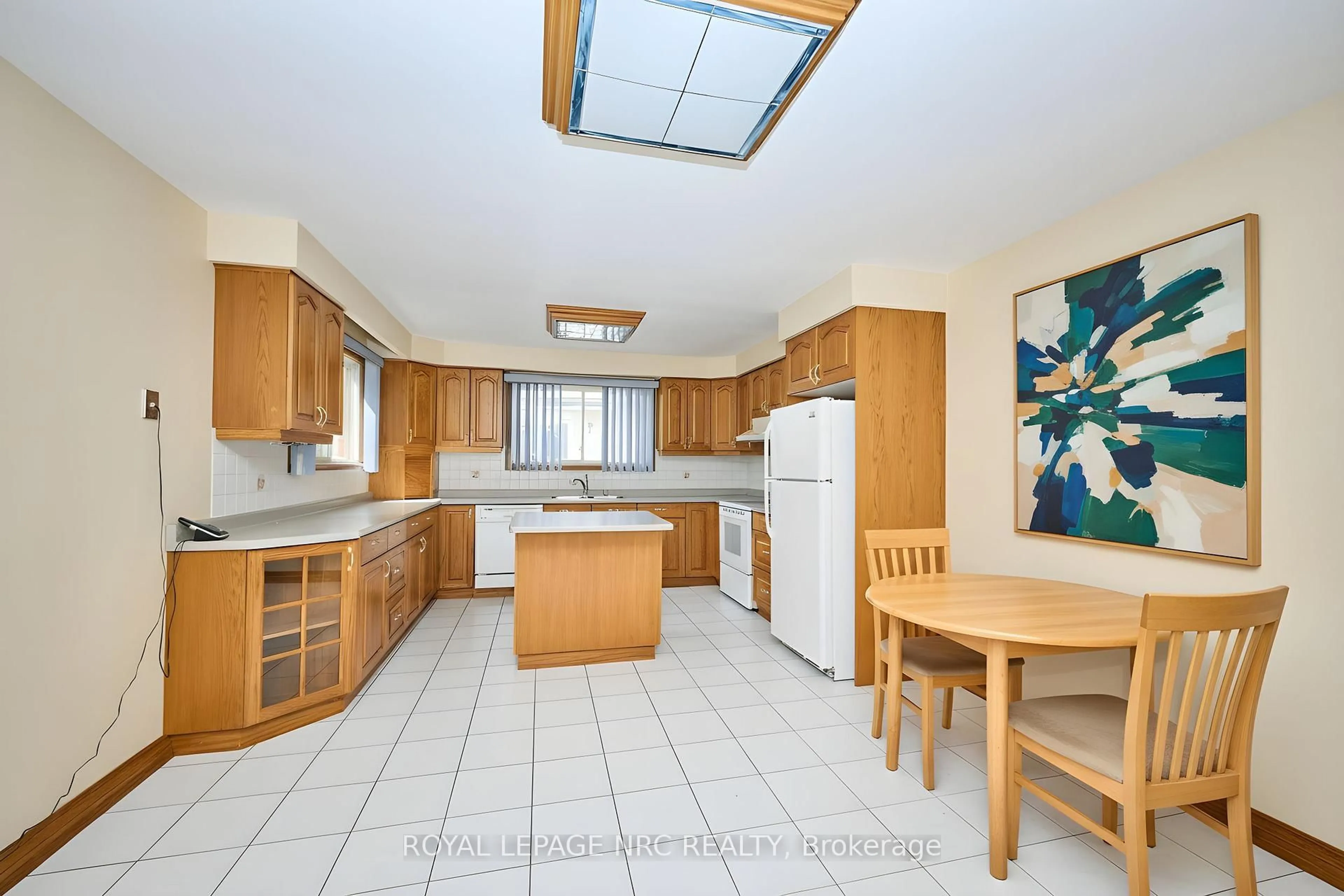 Standard kitchen, ceramic/tile floor for 27 Orlando Dr, St. Catharines Ontario L2N 6V5