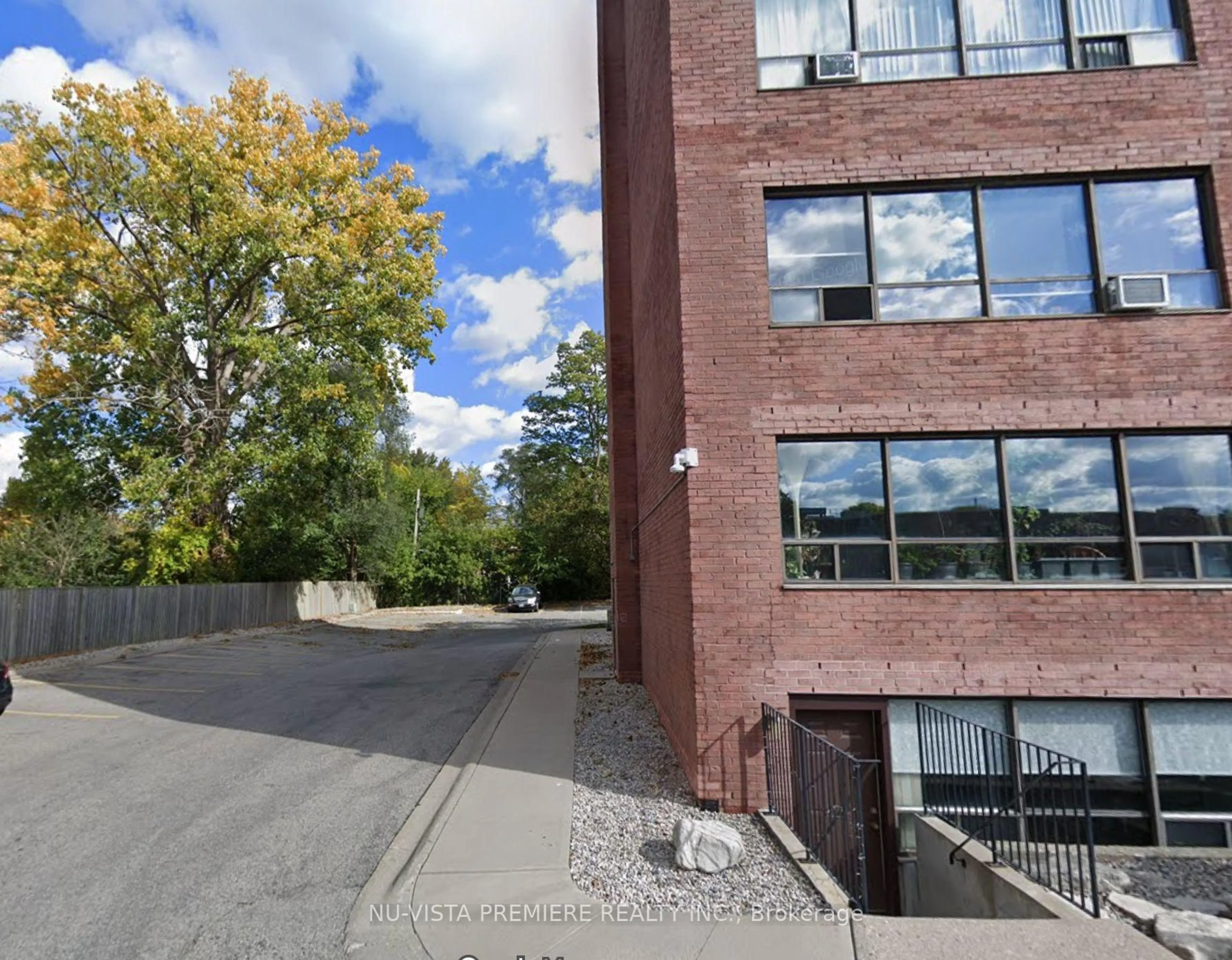 A pic from outside/outdoor area/front of a property/back of a property/a pic from drone, building for 650 Cheapside St #B1, London East Ontario N5Y 5J8