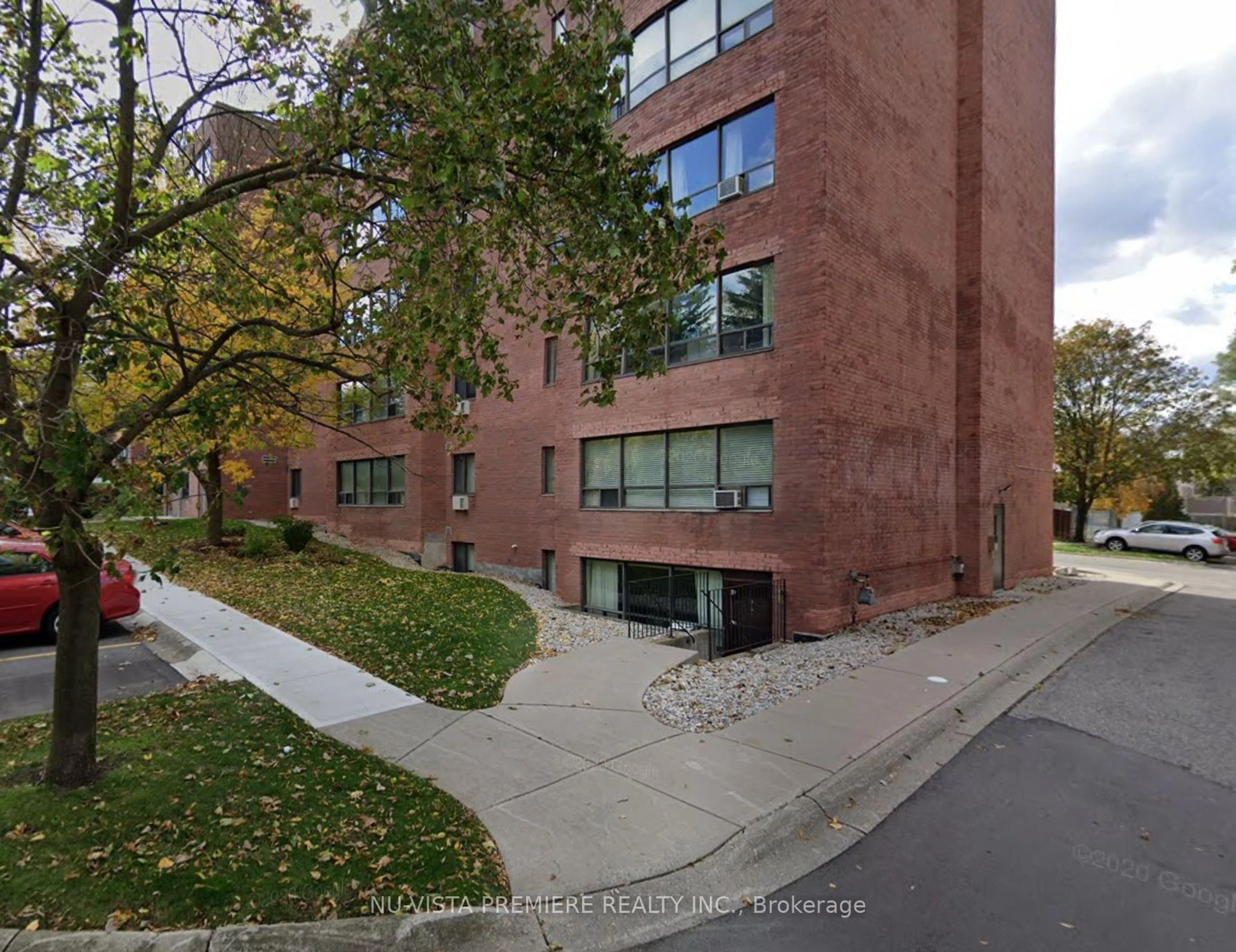 A pic from outside/outdoor area/front of a property/back of a property/a pic from drone, street for 650 Cheapside St #B1, London East Ontario N5Y 5J8