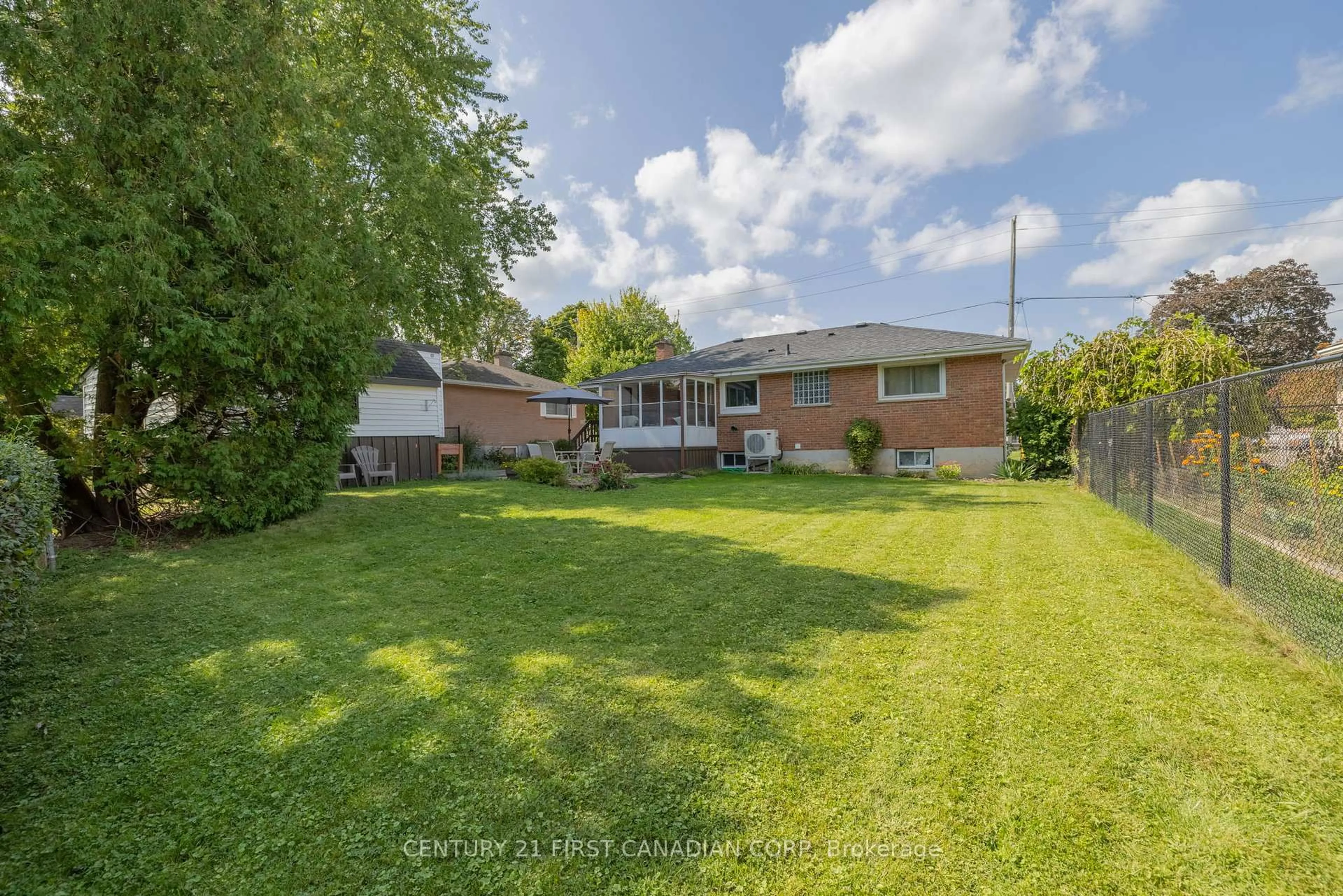 A pic from outside/outdoor area/front of a property/back of a property/a pic from drone, unknown for 460 Beachwood Ave, London South Ontario N6J 3K1
