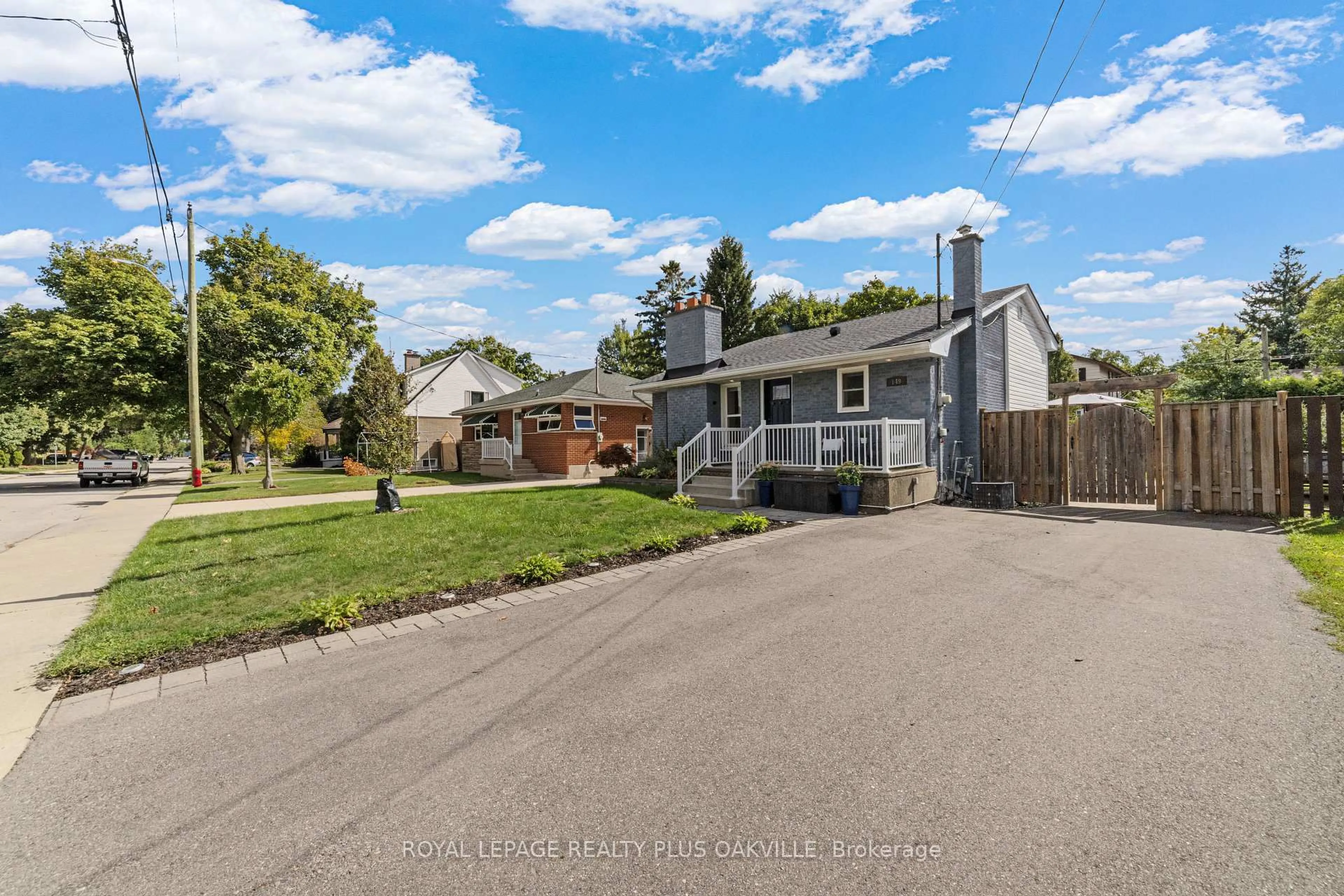 A pic from outside/outdoor area/front of a property/back of a property/a pic from drone, street for 149 West 32nd St, Hamilton Ontario L9C 5H1