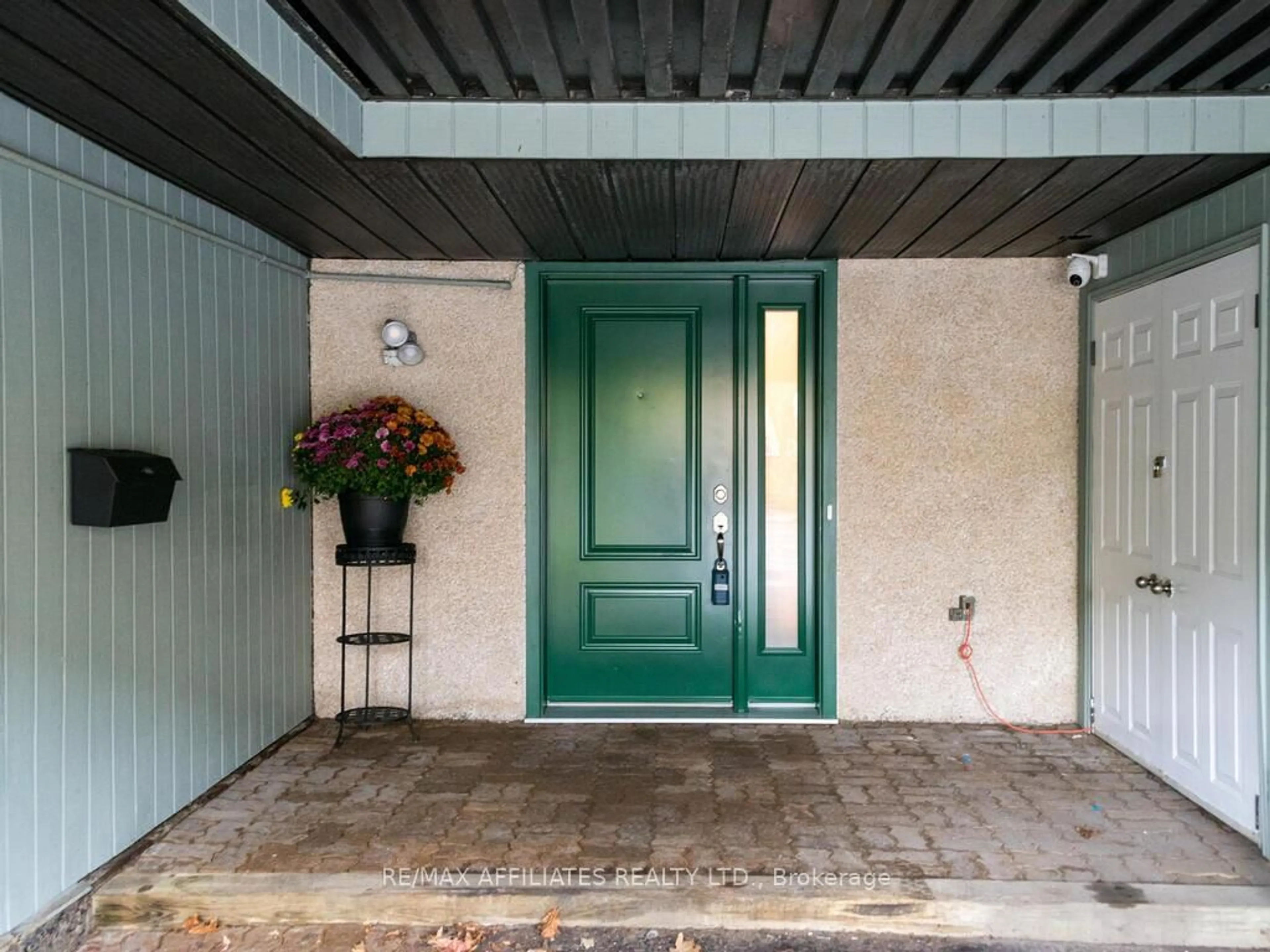 Indoor entryway for 203 Booth St, Ottawa Ontario K1R 7V4