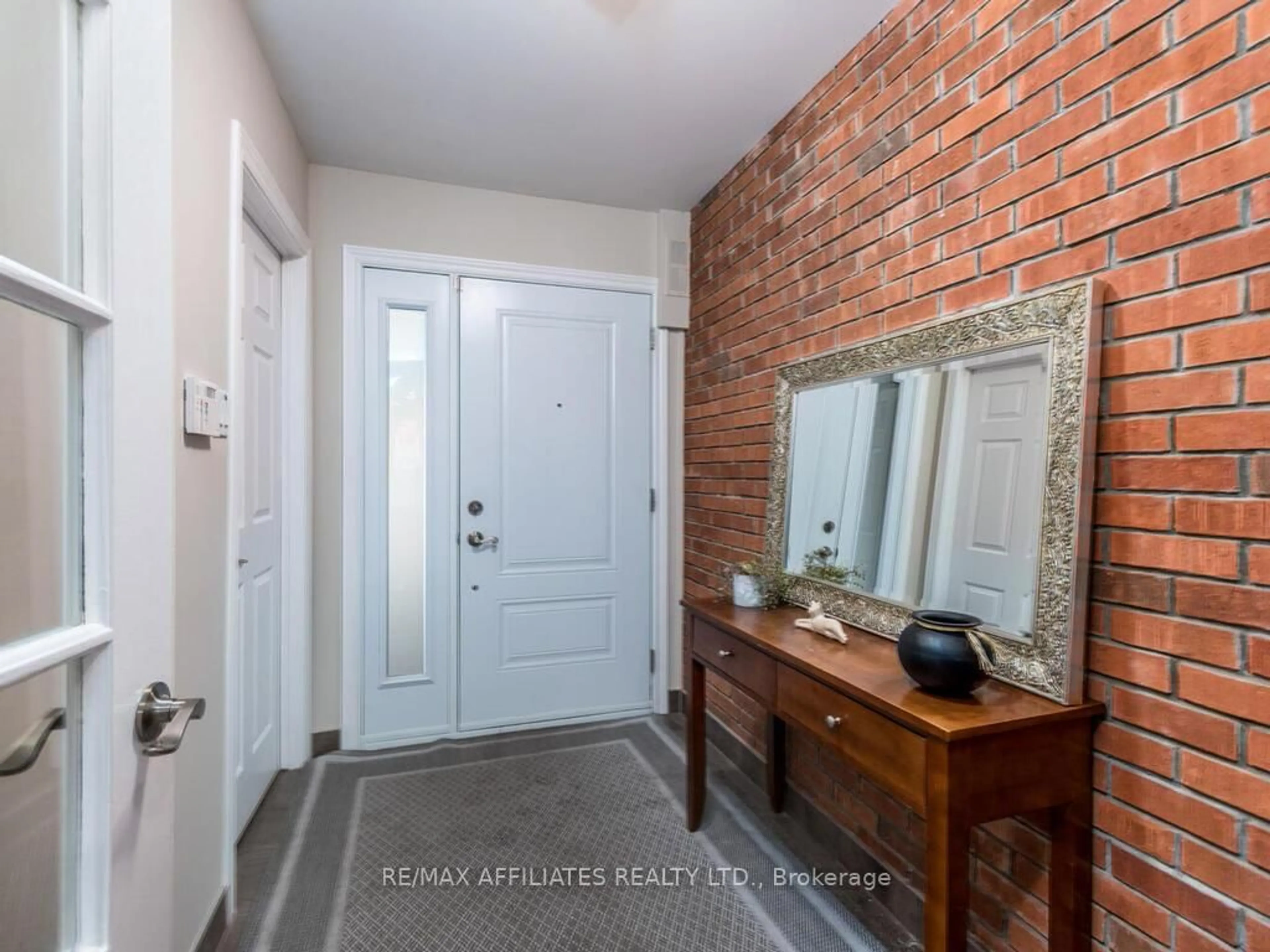 Indoor entryway for 203 Booth St, Ottawa Ontario K1R 7V4