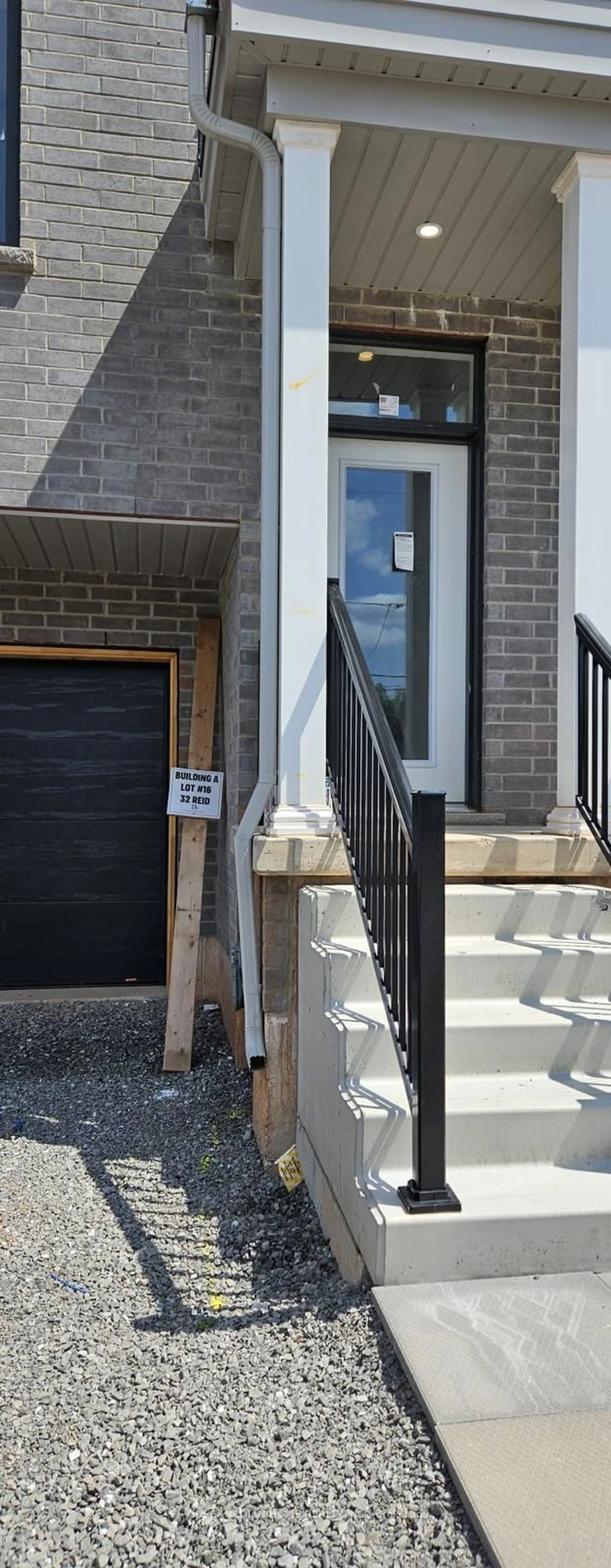Indoor entryway for 32 Reid Ave, Hamilton Ontario L8H 0B5