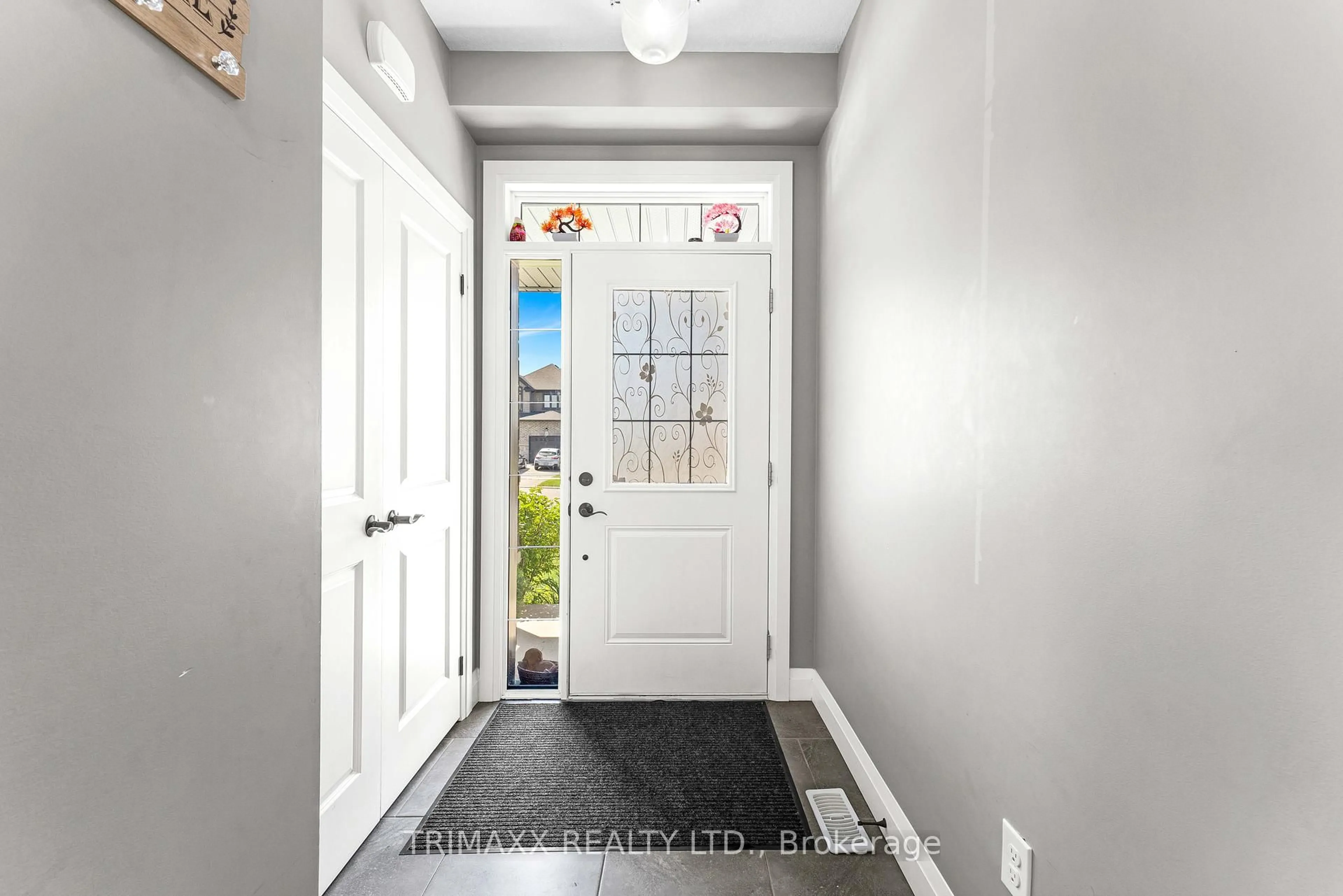 Indoor entryway for 103 Links Cres, Woodstock Ontario N4T 0K7