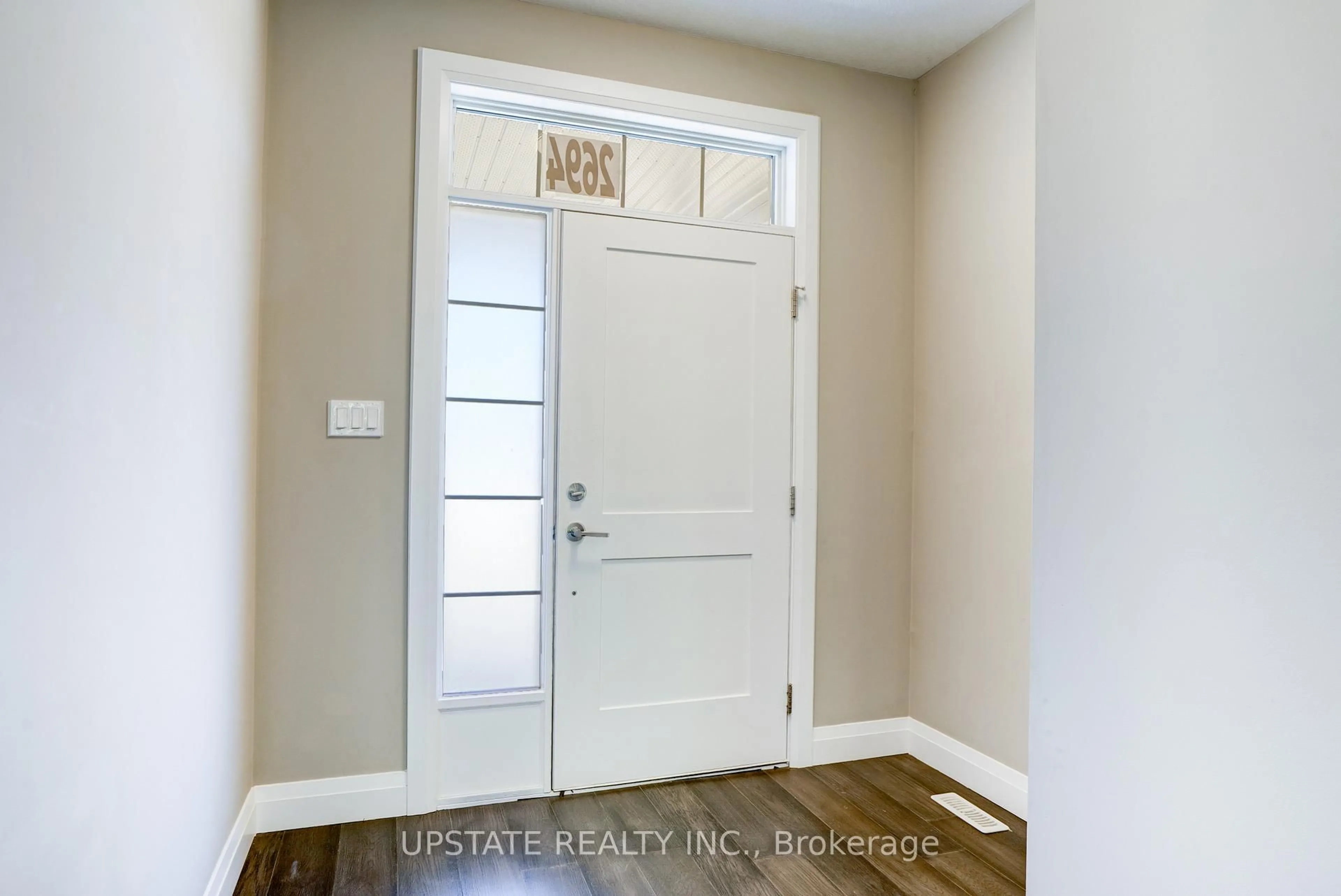Indoor entryway for 2694 BOBOLINK Lane, London South Ontario N6M 0J9