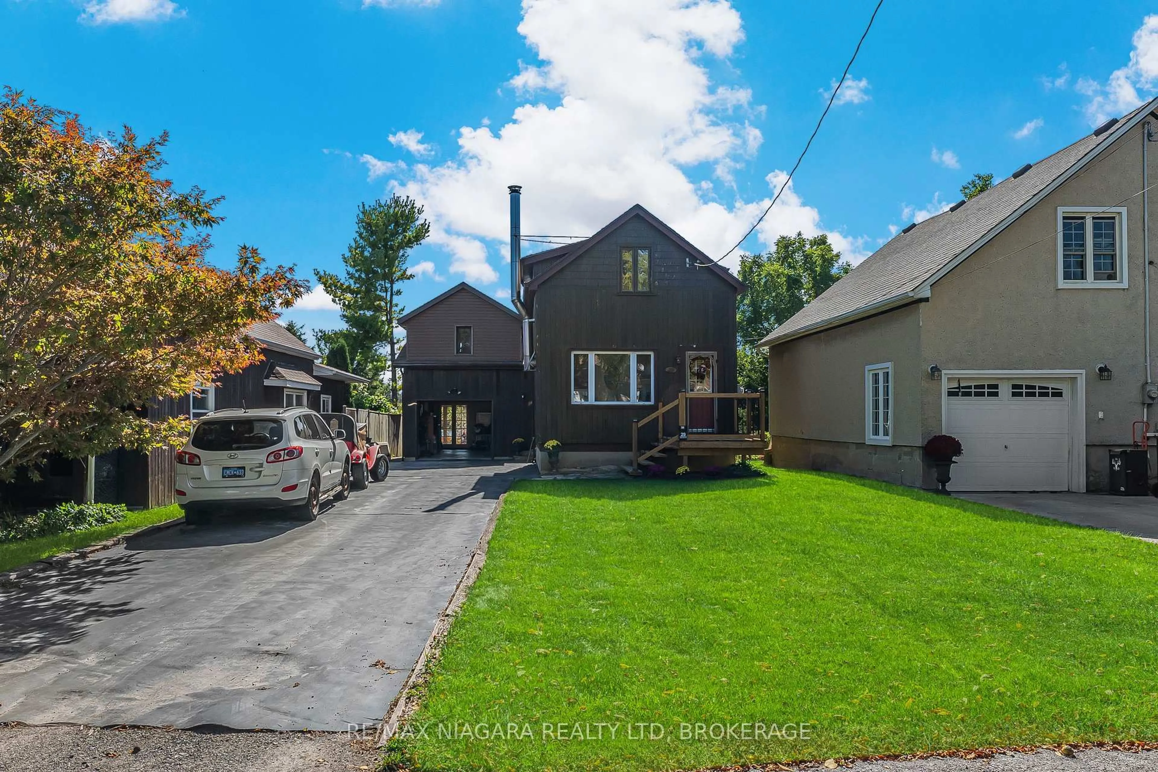 A pic from outside/outdoor area/front of a property/back of a property/a pic from drone, street for 29 Marlatts Rd, Thorold Ontario L2V 1M9