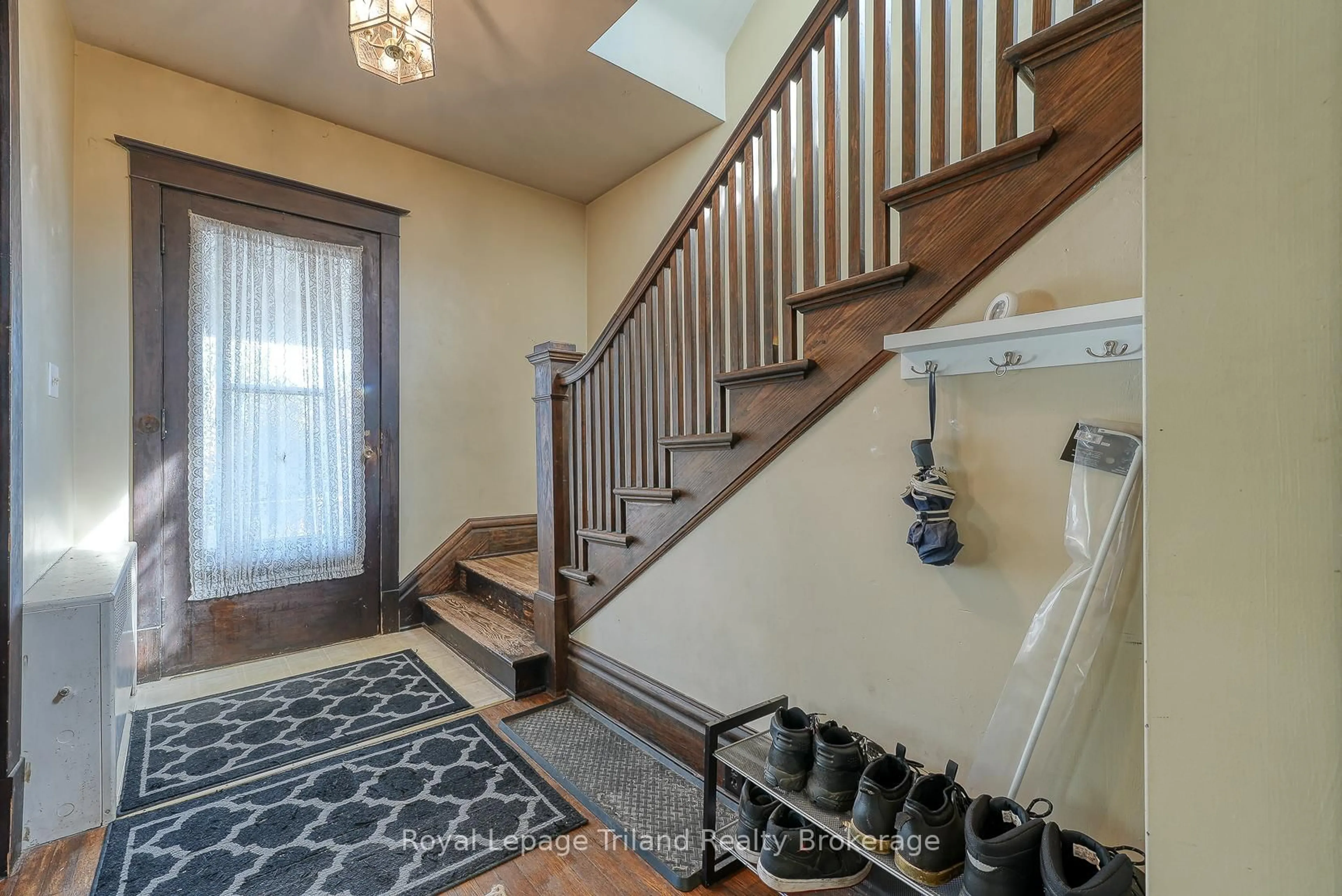 Indoor entryway for 500 Edward St, Woodstock Ontario N4S 4W1