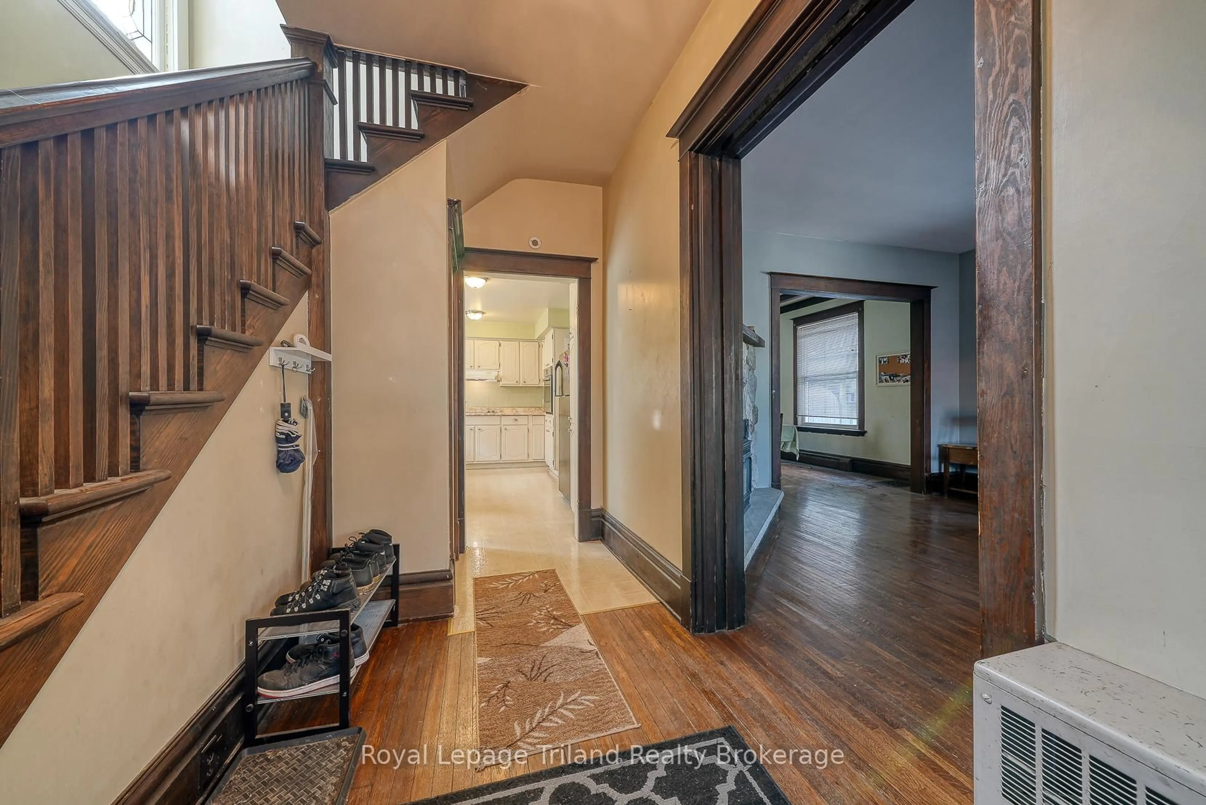 Indoor entryway for 500 Edward St, Woodstock Ontario N4S 4W1