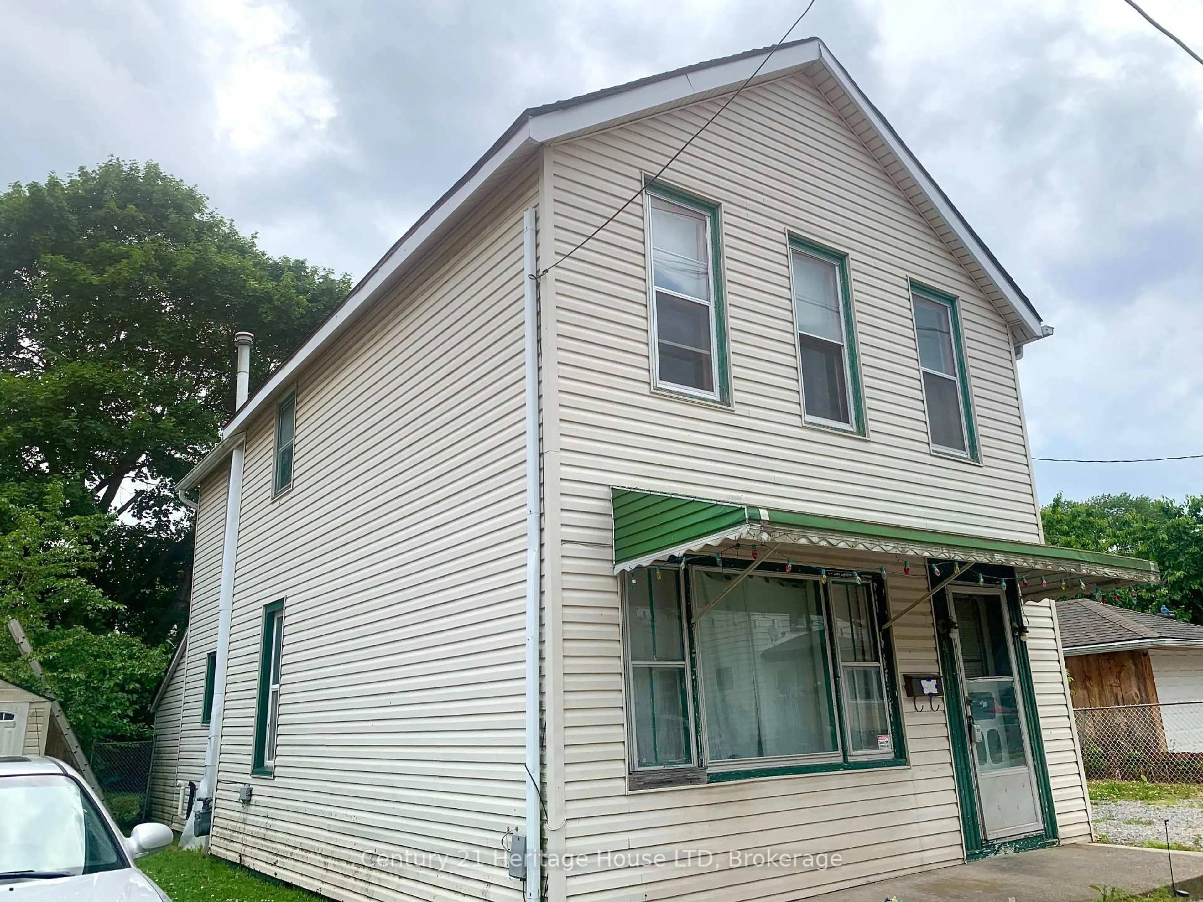 Home with vinyl exterior material, building for 4624 JEPSON St, Niagara Falls Ontario L2E 1J4