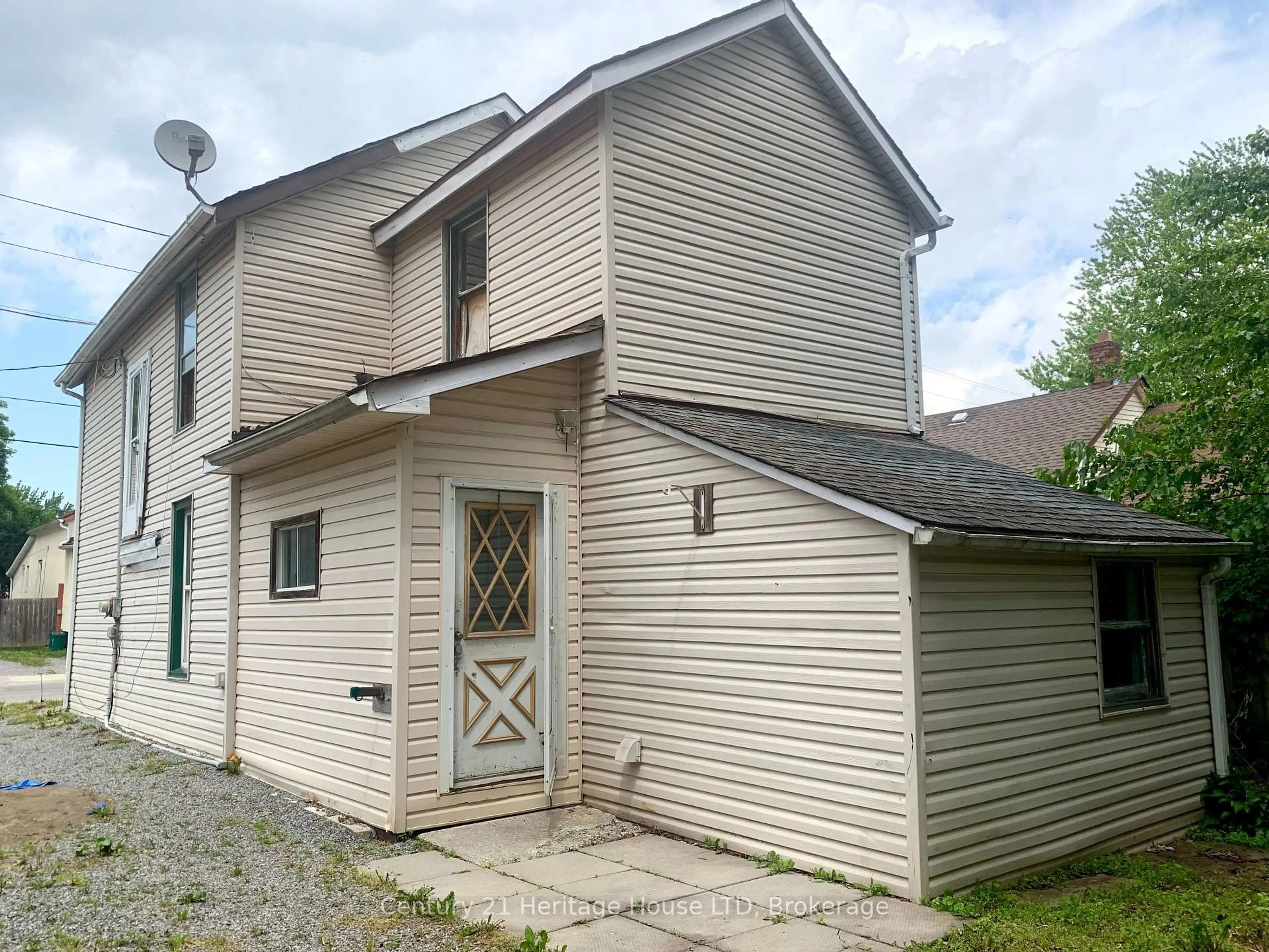 Home with vinyl exterior material, building for 4624 JEPSON St, Niagara Falls Ontario L2E 1J4