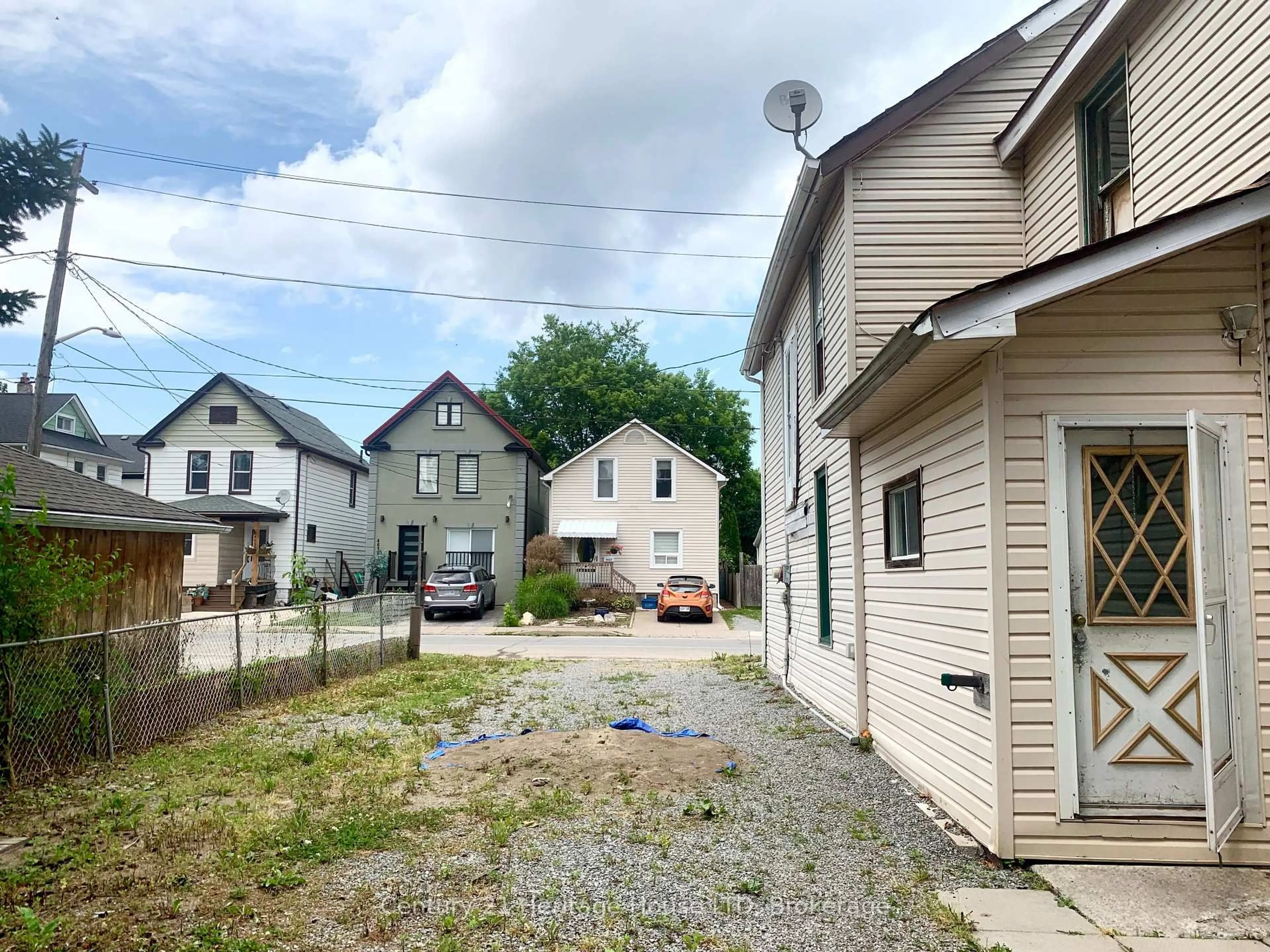 A pic from outside/outdoor area/front of a property/back of a property/a pic from drone, street for 4624 JEPSON St, Niagara Falls Ontario L2E 1J4