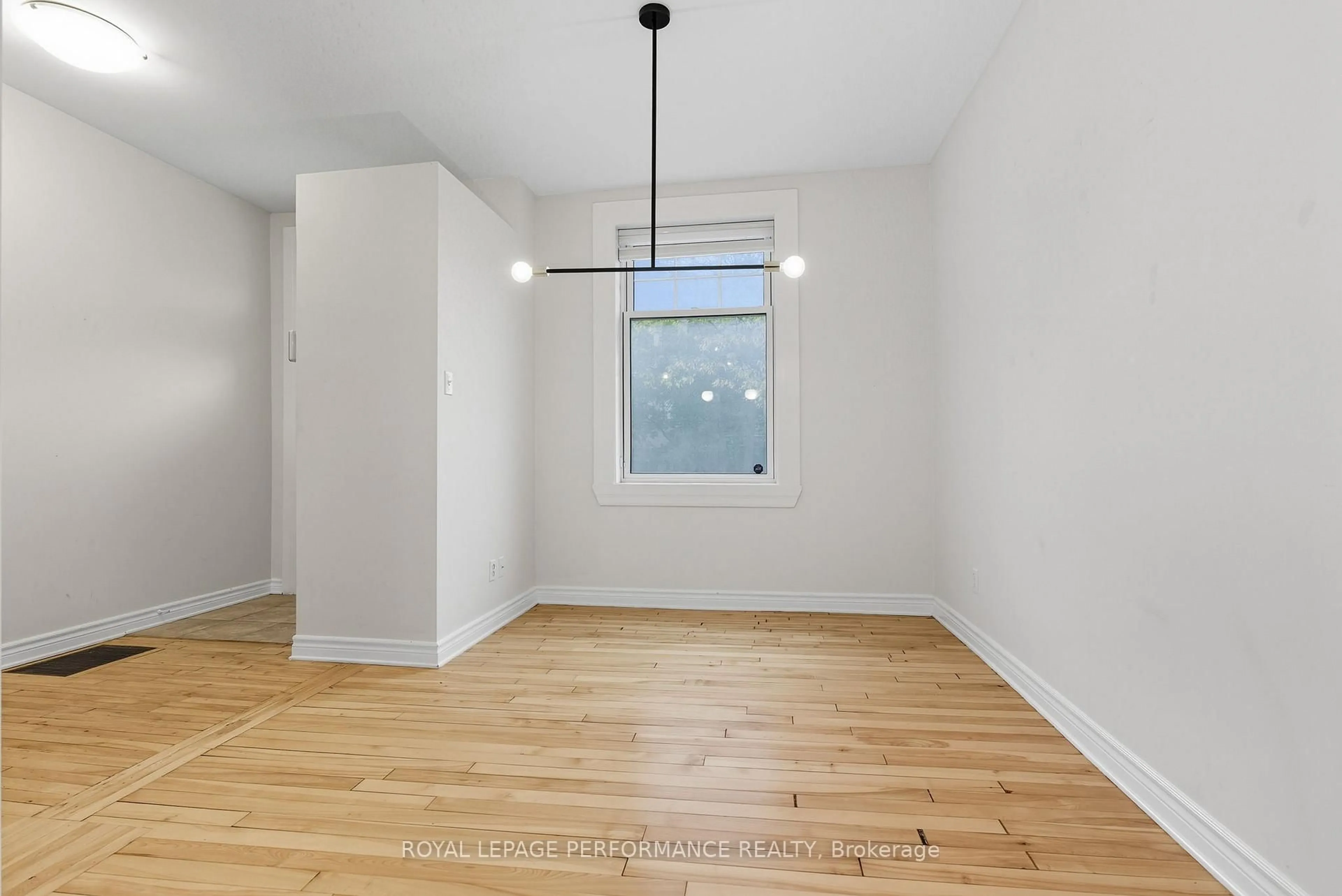 A pic of a room for 512 Cambridge St, Ottawa Ontario K1S 4J1