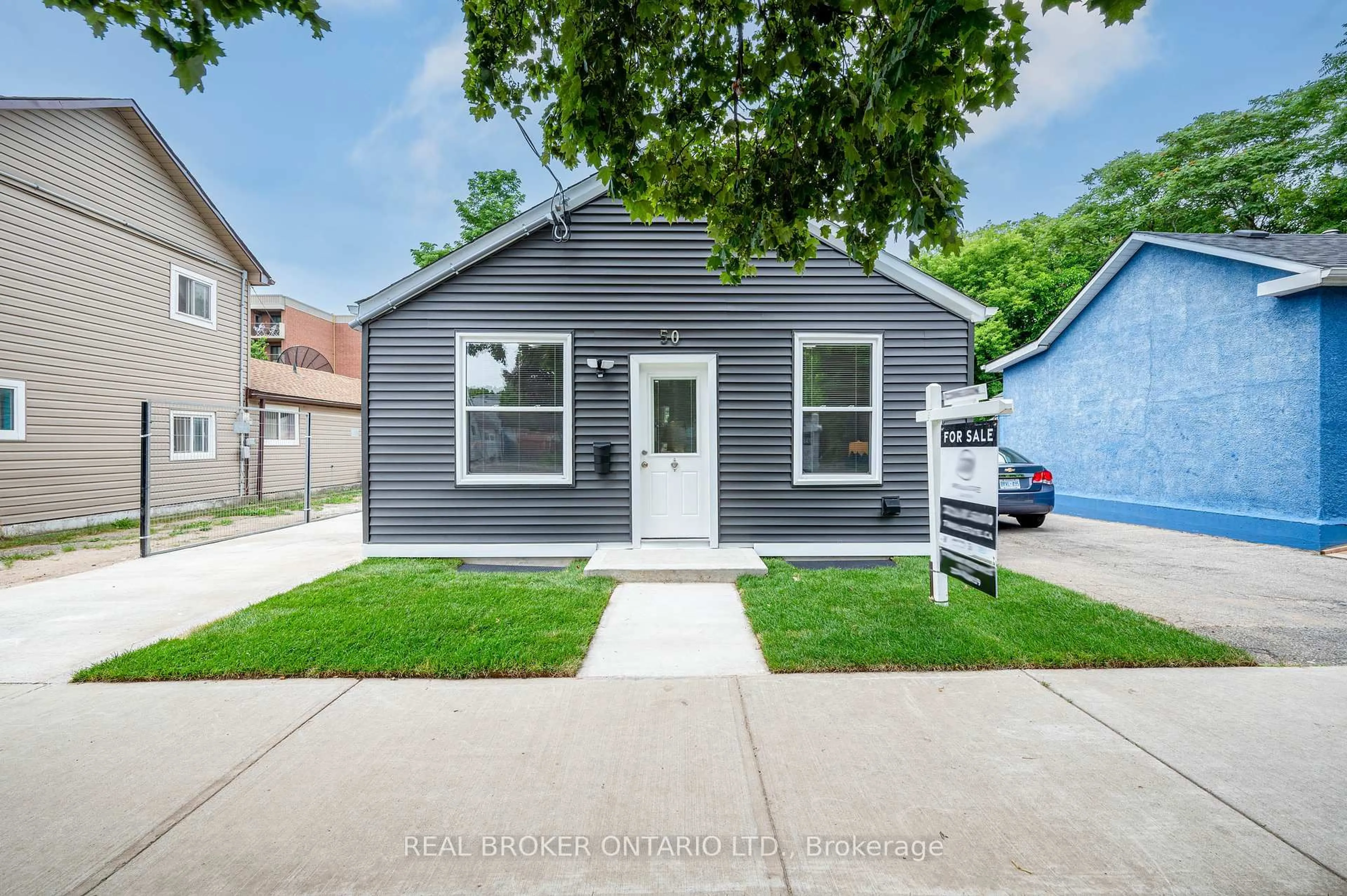 Home with vinyl exterior material, street for 50 Pearl St, Brantford Ontario N3T 3N6