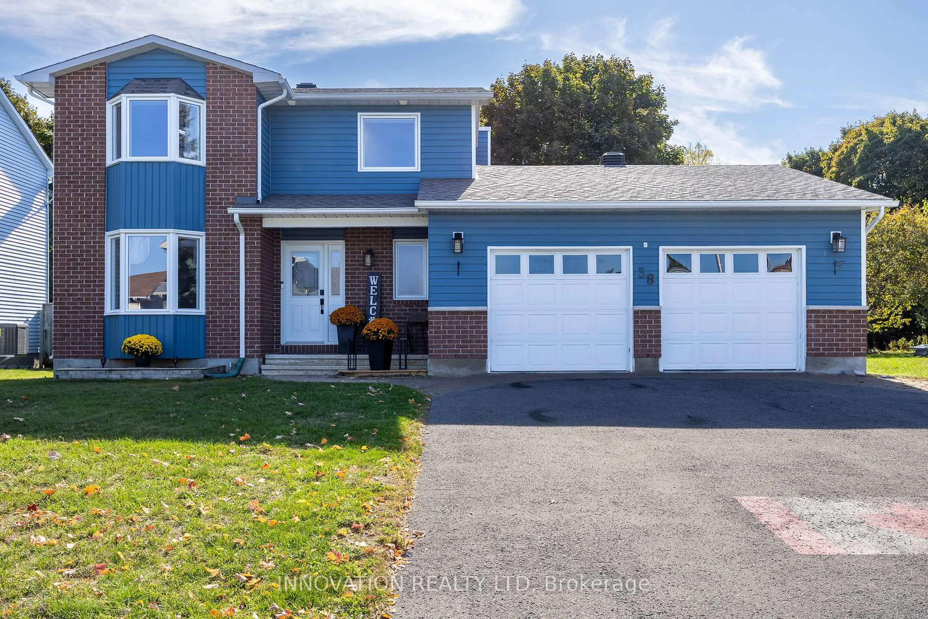 Home with vinyl exterior material, street for 38 Patterson Cres, Carleton Place Ontario K7C 4H3