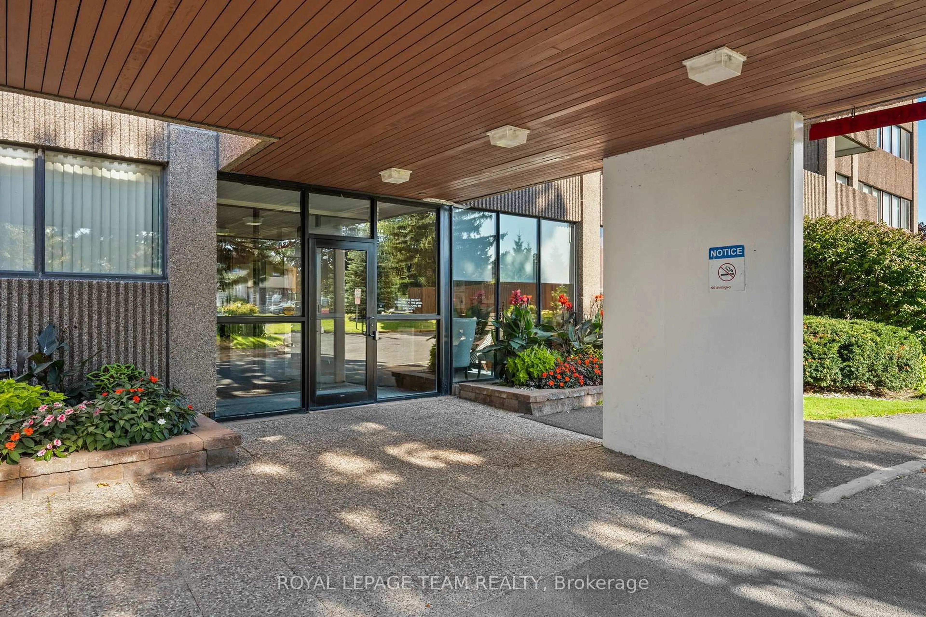 Indoor foyer for 1285 Cahill Dr #1106, Ottawa Ontario K1V 9A7