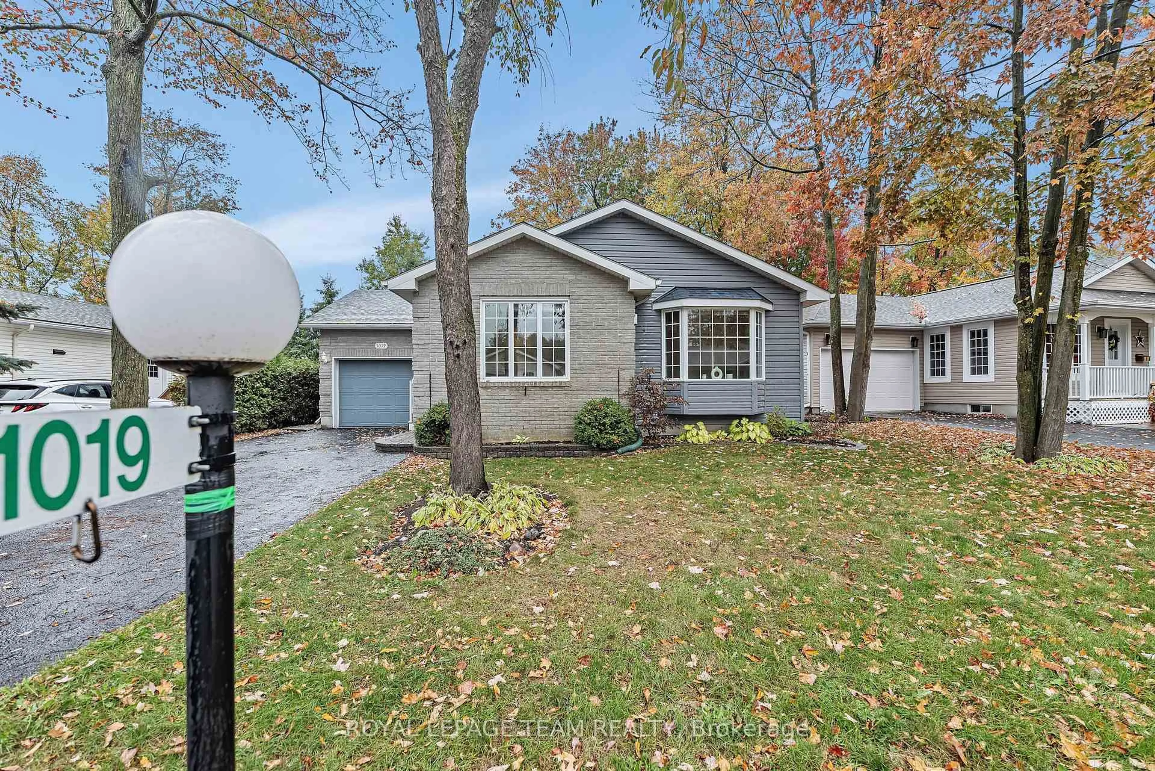 Home with vinyl exterior material, street for 1019 Teena Colleen, Greely Ontario K4P 1C7