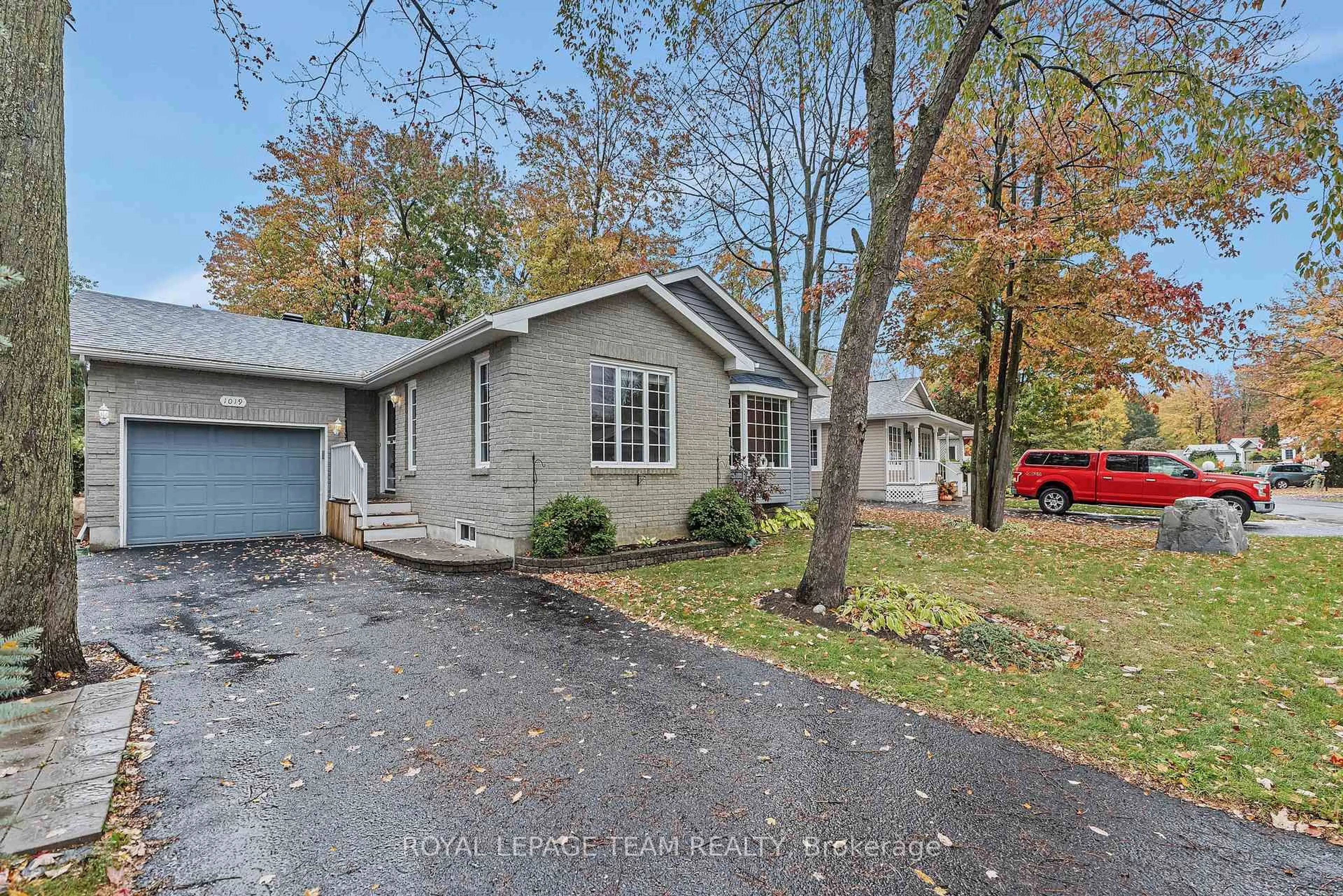 A pic from outside/outdoor area/front of a property/back of a property/a pic from drone, street for 1019 Teena Colleen, Greely Ontario K4P 1C7