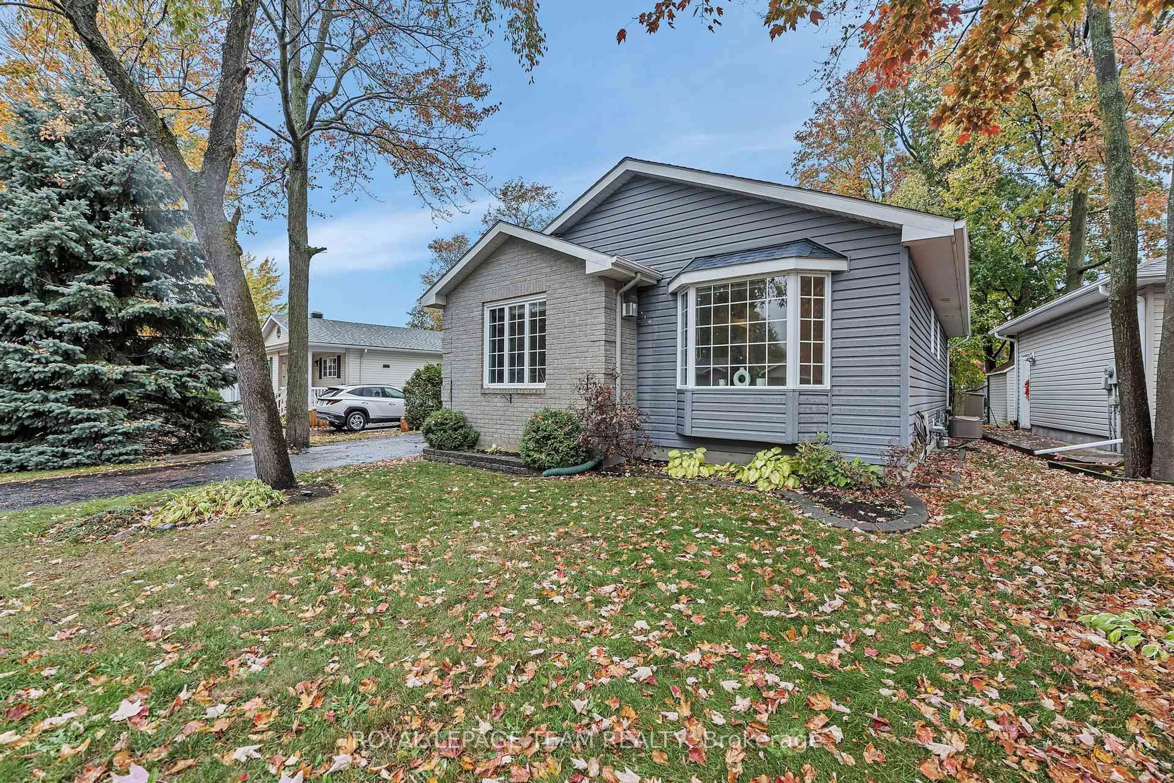 Home with vinyl exterior material, street for 1019 Teena Colleen, Greely Ontario K4P 1C7