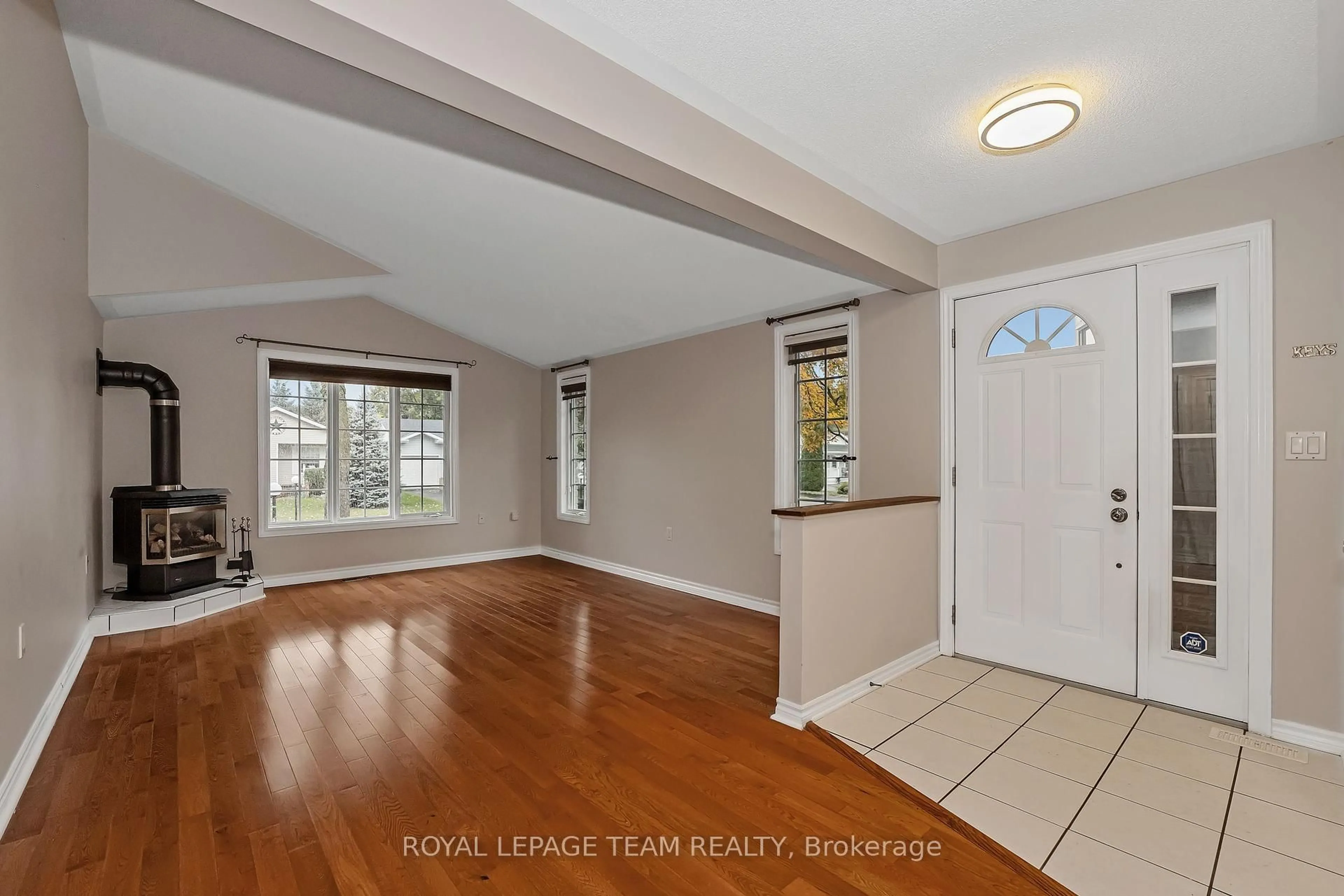 Indoor entryway for 1019 Teena Colleen, Greely Ontario K4P 1C7