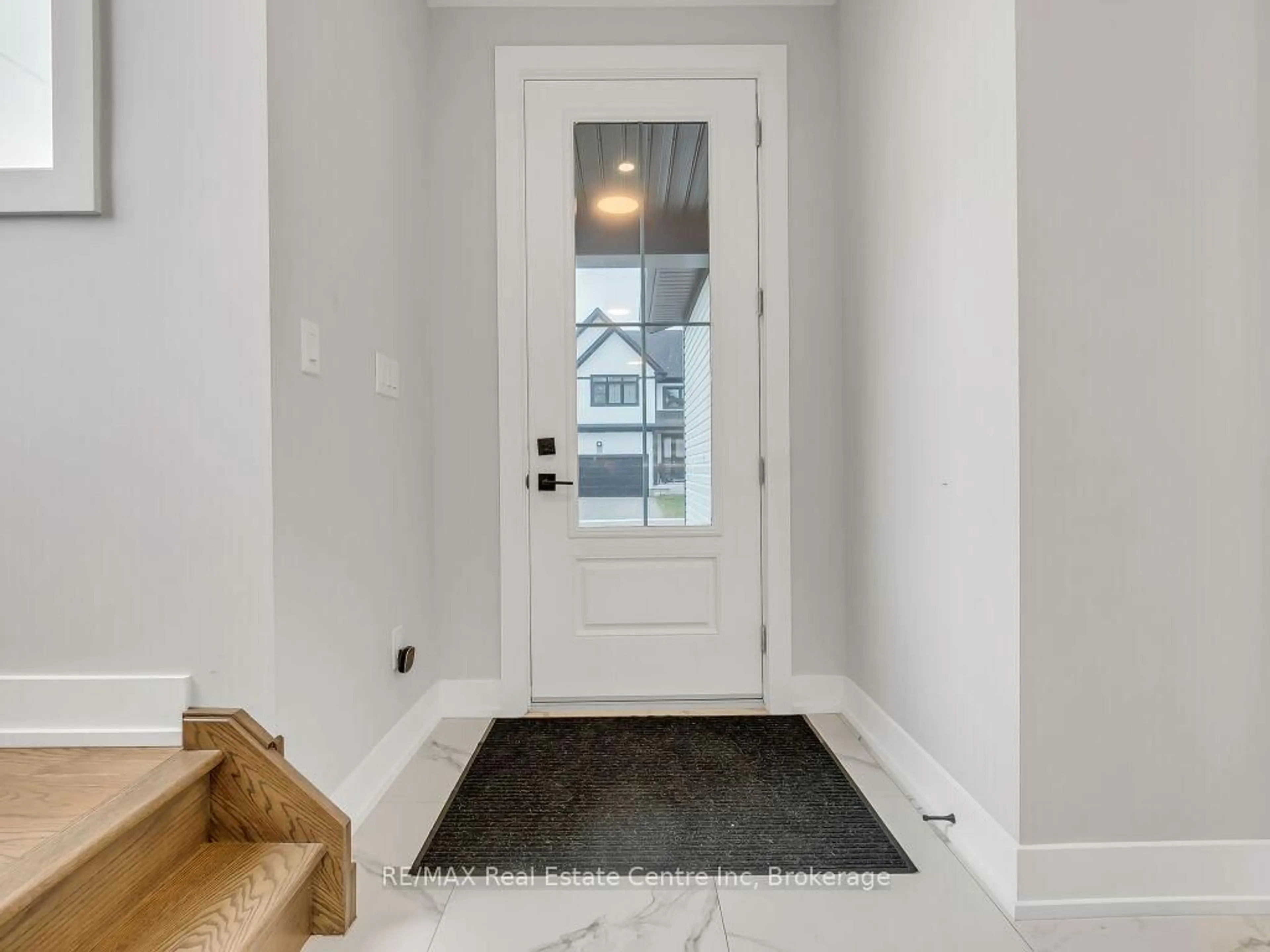Indoor entryway for 297 WHITING St #9, Ingersoll Ontario N5C 0E6