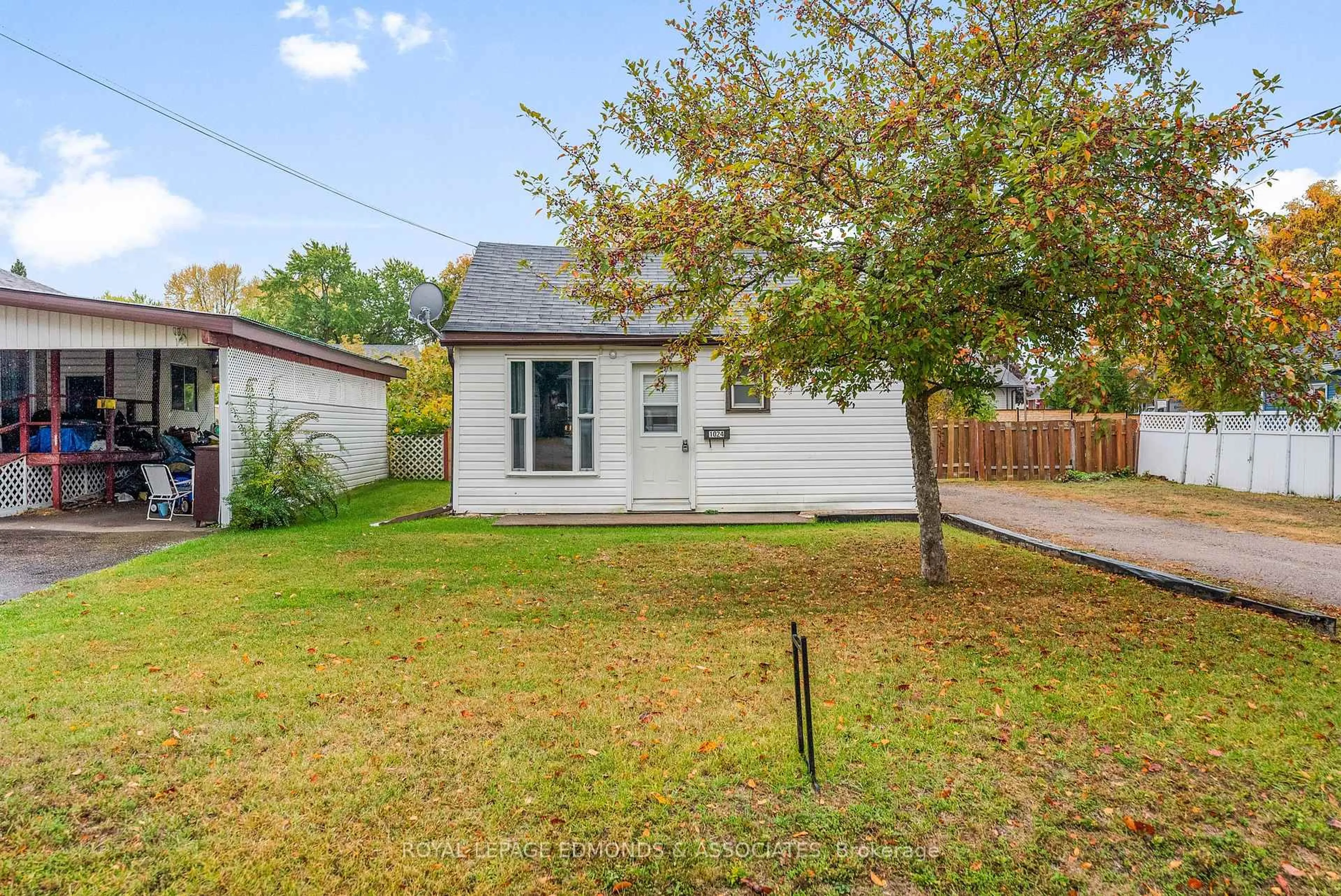 A pic from outside/outdoor area/front of a property/back of a property/a pic from drone, street for 1024 Poirier St, Pembroke Ontario K8A 6H2