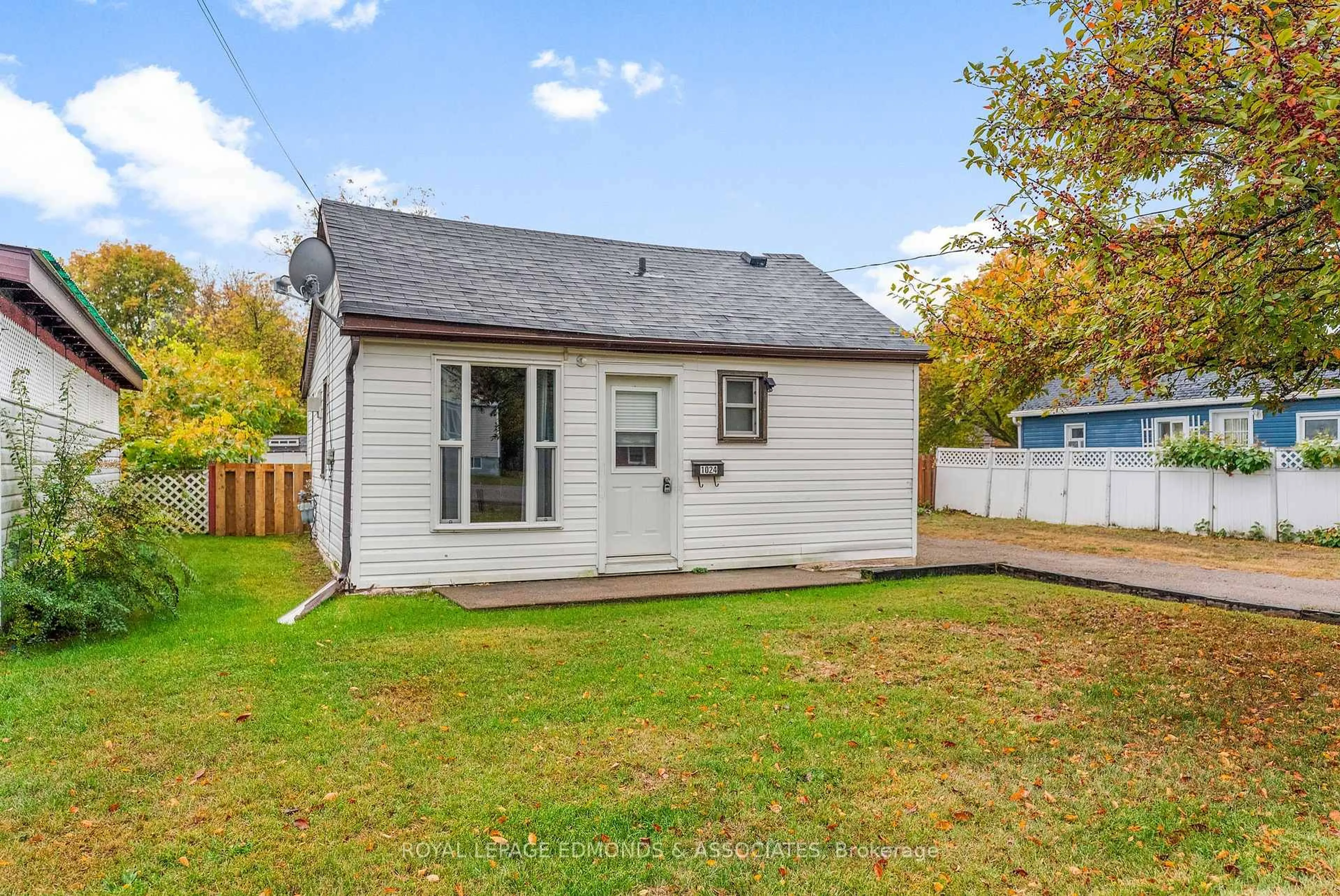 Shed for 1024 Poirier St, Pembroke Ontario K8A 6H2