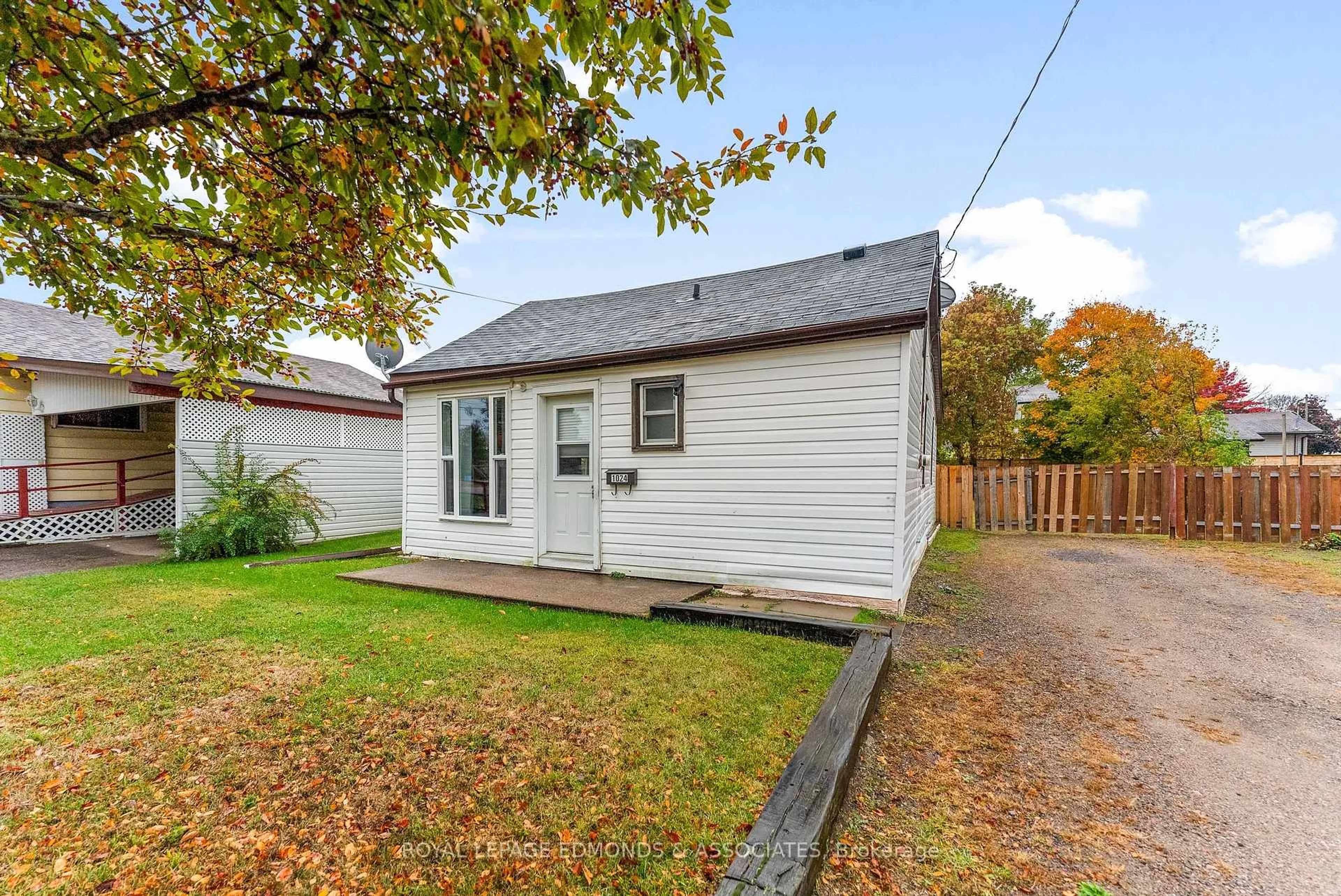 Shed for 1024 Poirier St, Pembroke Ontario K8A 6H2