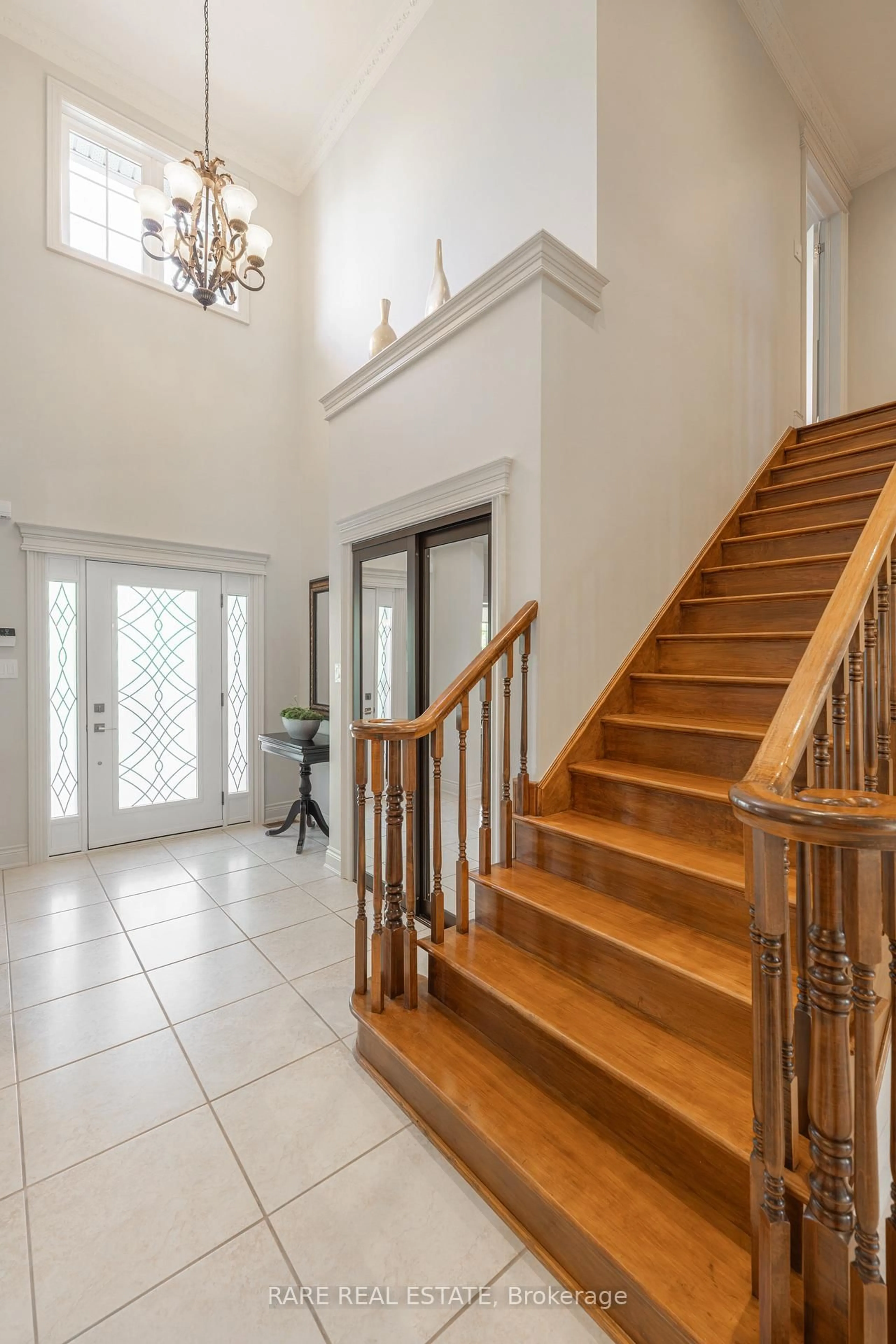 Indoor foyer for 86 Silverlace Circ, Hamilton Ontario L8E 6A6