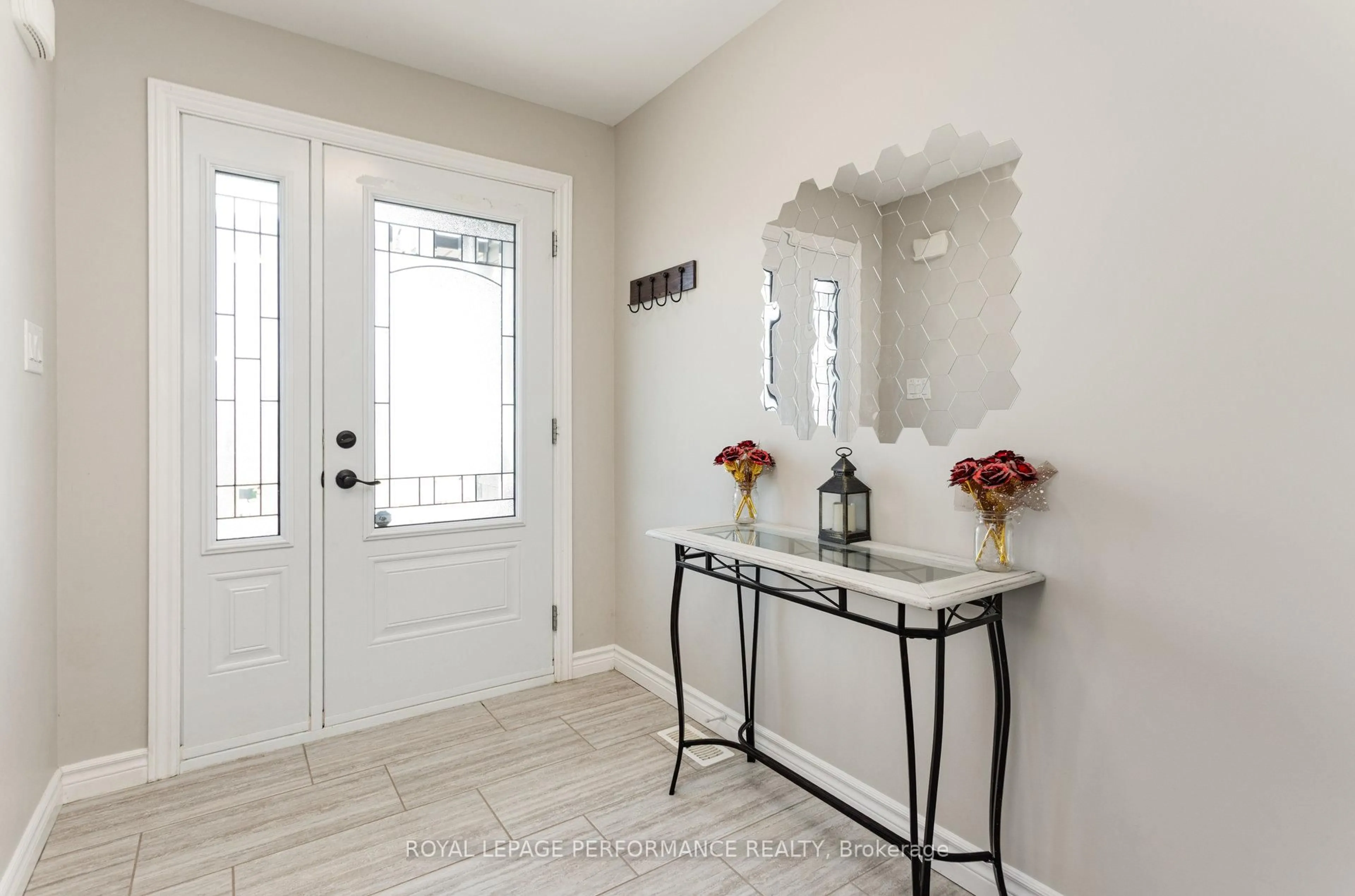 Indoor entryway for 242 Roxanne St, Clarence-Rockland Ontario K0A 1N0