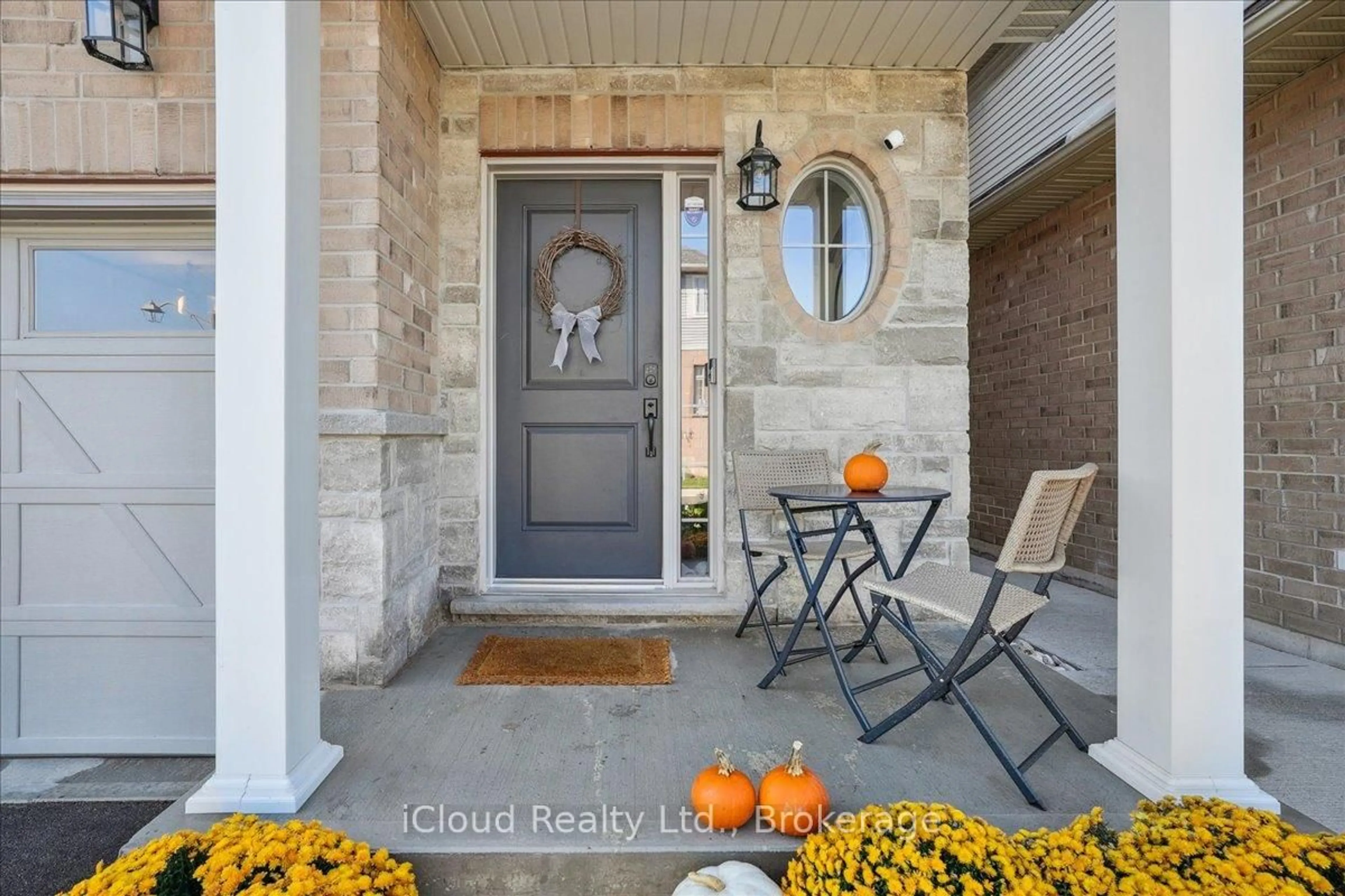 Indoor entryway for 136 Dunrobin Lane, Grimsby Ontario L3M 0H4