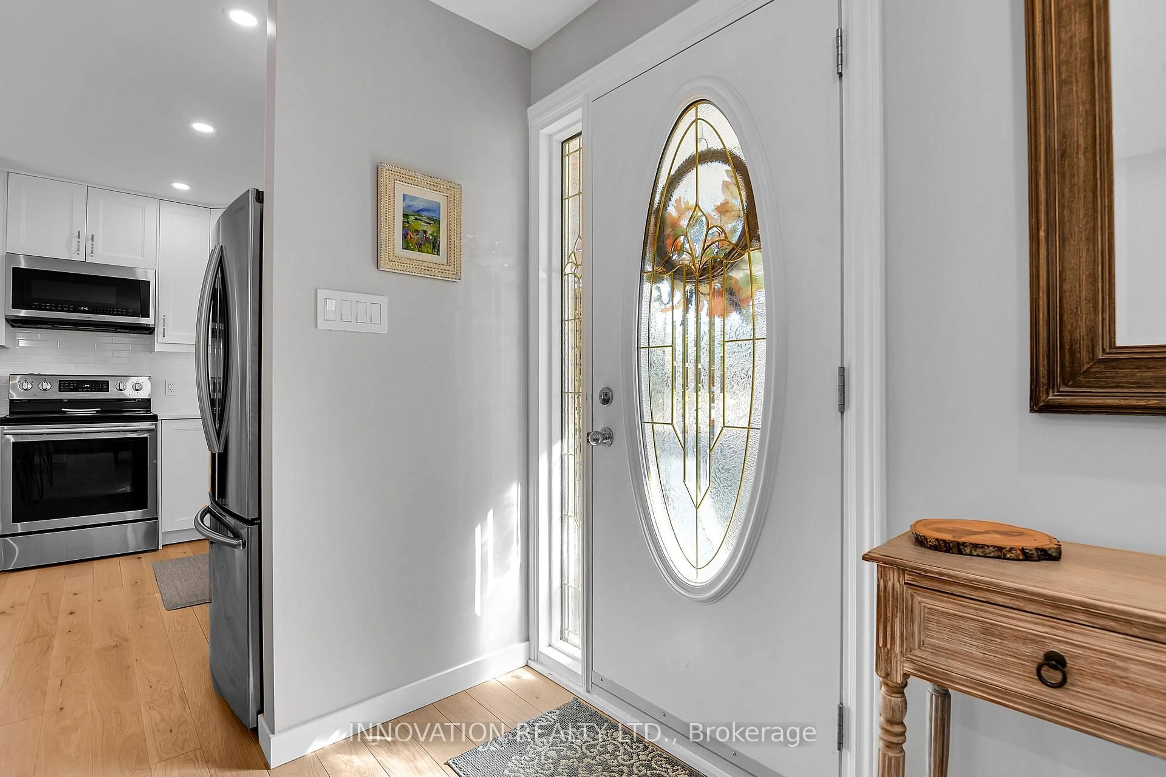 Indoor entryway for 2569 Hanlon Ave, Ottawa Ontario K2B 7X2