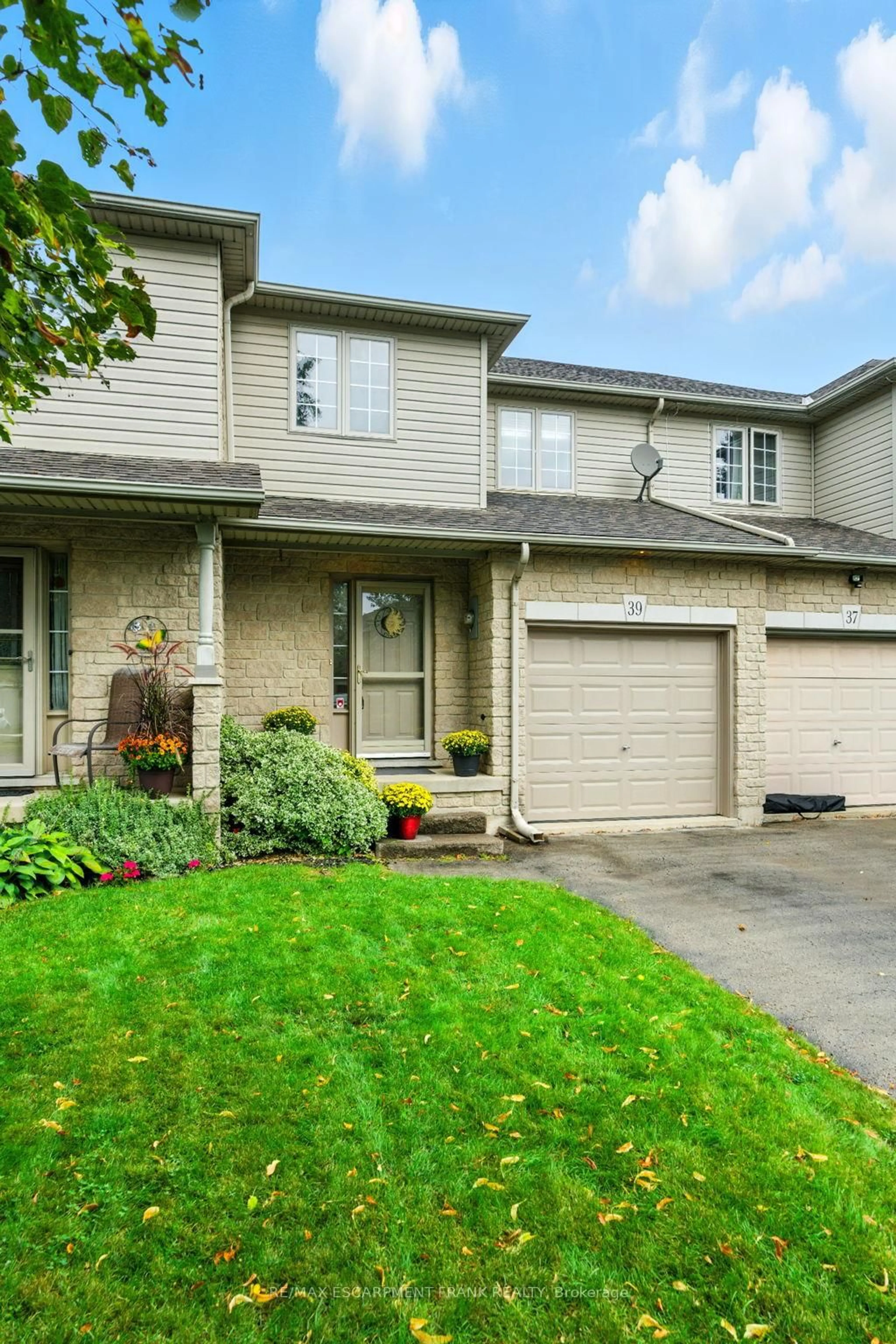 Home with vinyl exterior material, street for 39 Foxborough Dr, Hamilton Ontario L9G 4Y9