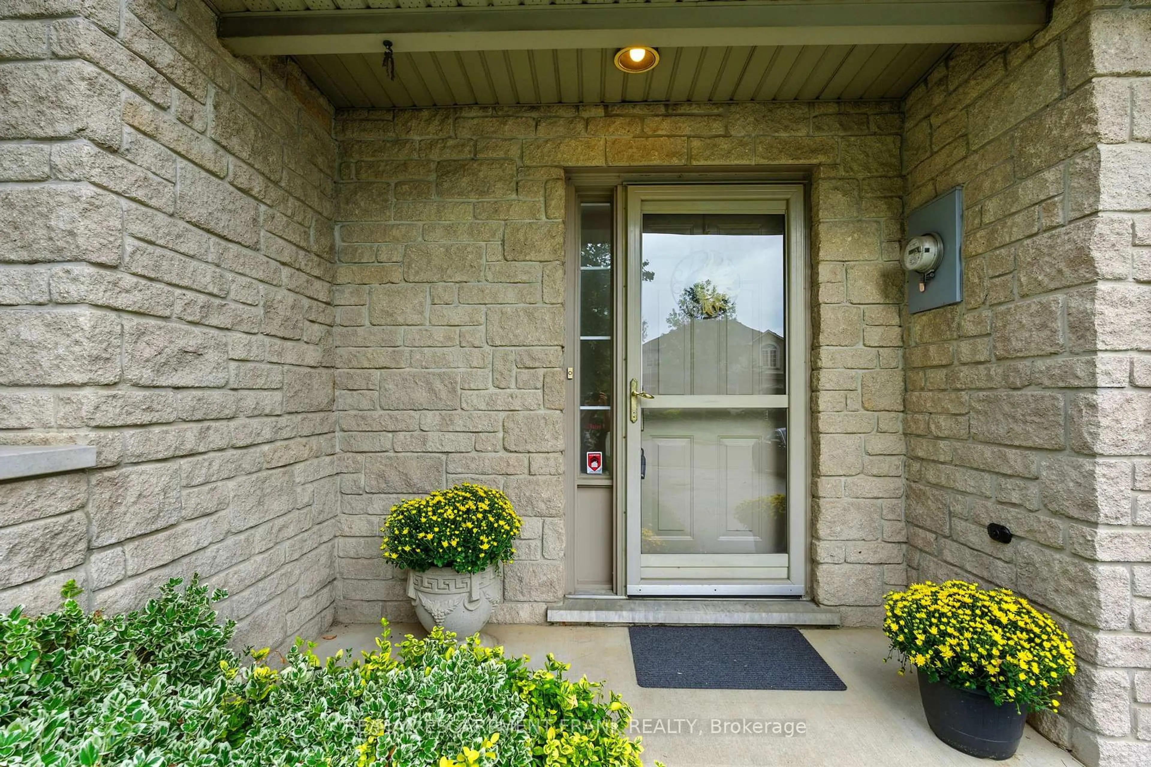 Indoor entryway for 39 Foxborough Dr, Hamilton Ontario L9G 4Y9