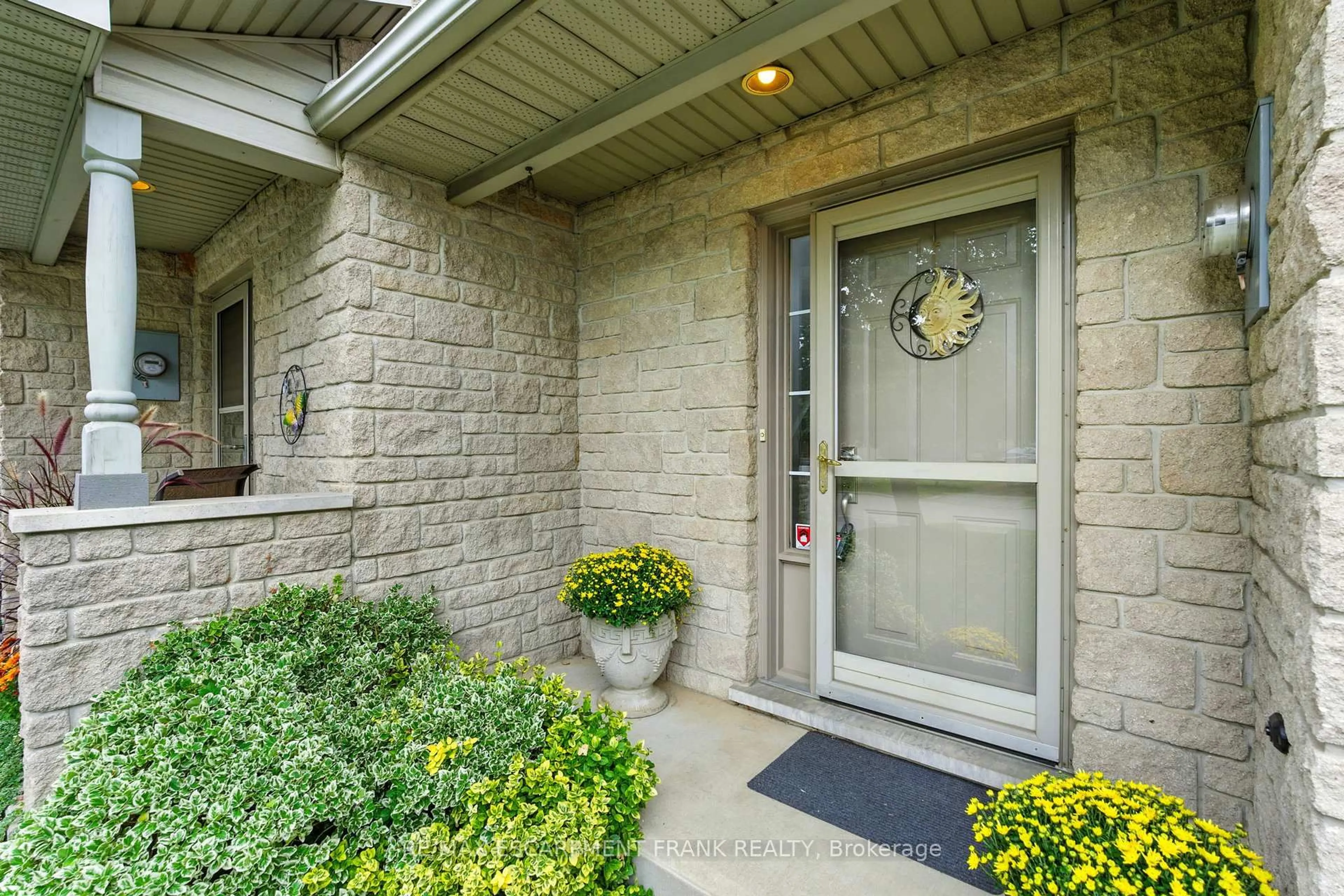 Indoor entryway for 39 Foxborough Dr, Hamilton Ontario L9G 4Y9