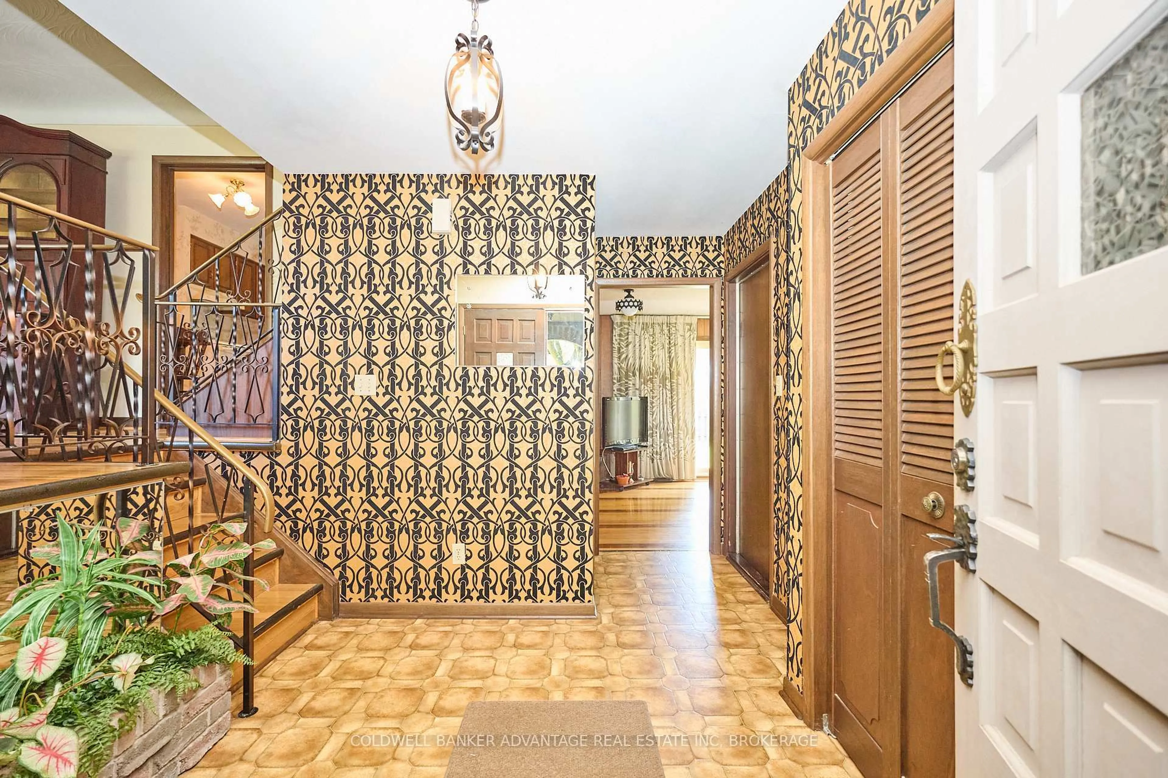 Indoor foyer for 47 SHERWOOD FORREST Tr, Welland Ontario L3C 5X7