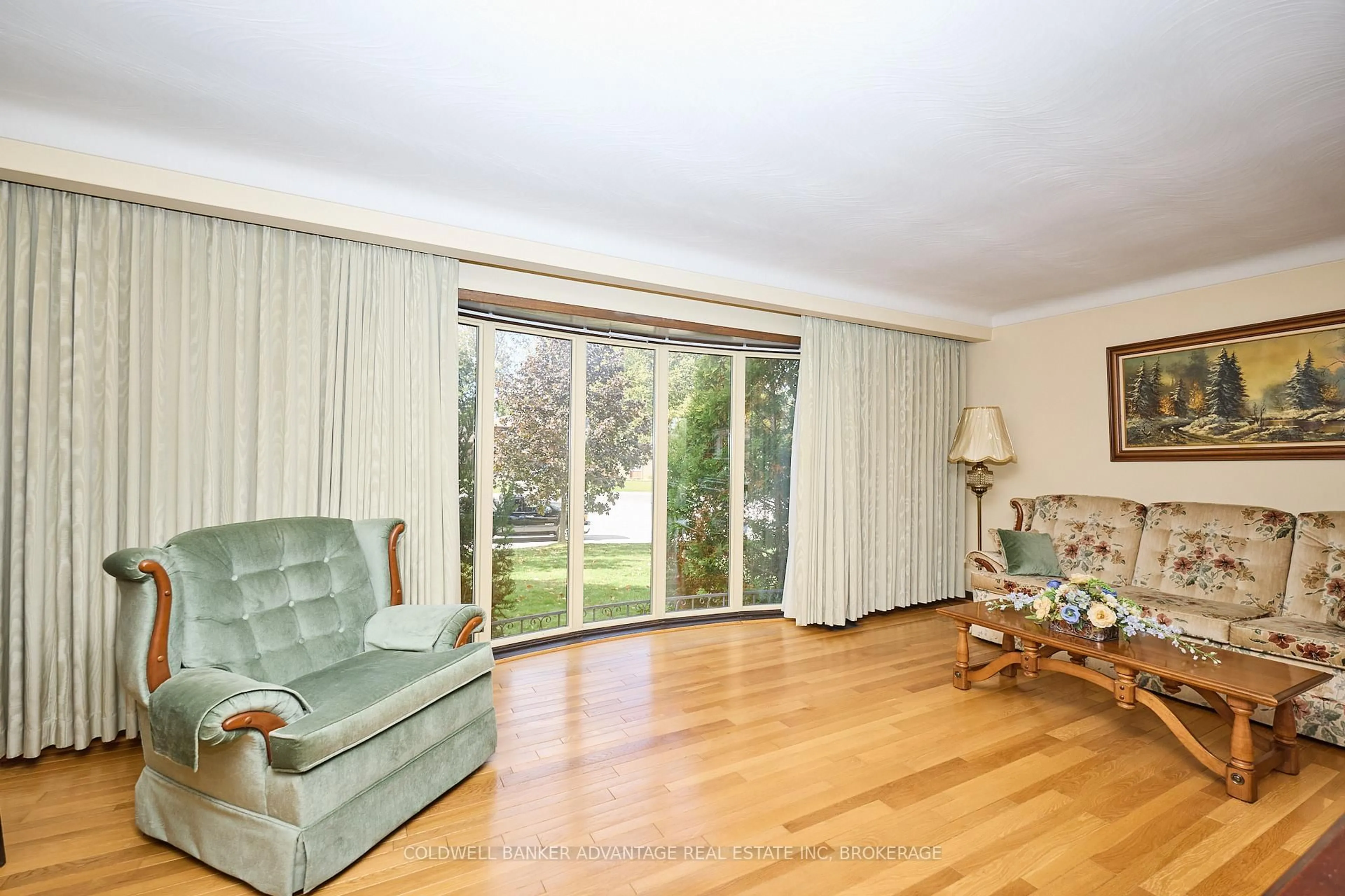 Living room with furniture, unknown for 47 SHERWOOD FORREST Tr, Welland Ontario L3C 5X7