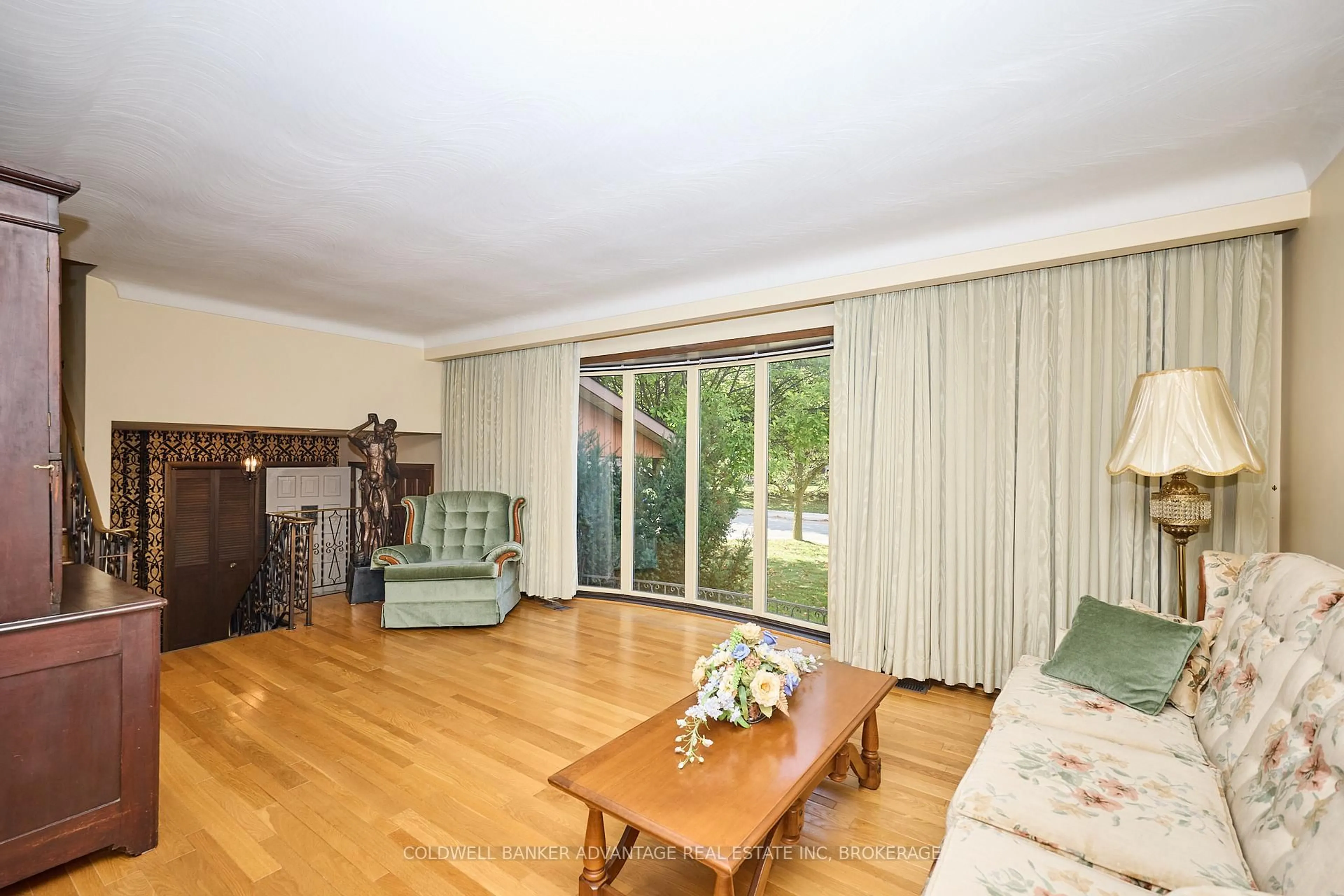 Living room with furniture, wood/laminate floor for 47 SHERWOOD FORREST Tr, Welland Ontario L3C 5X7