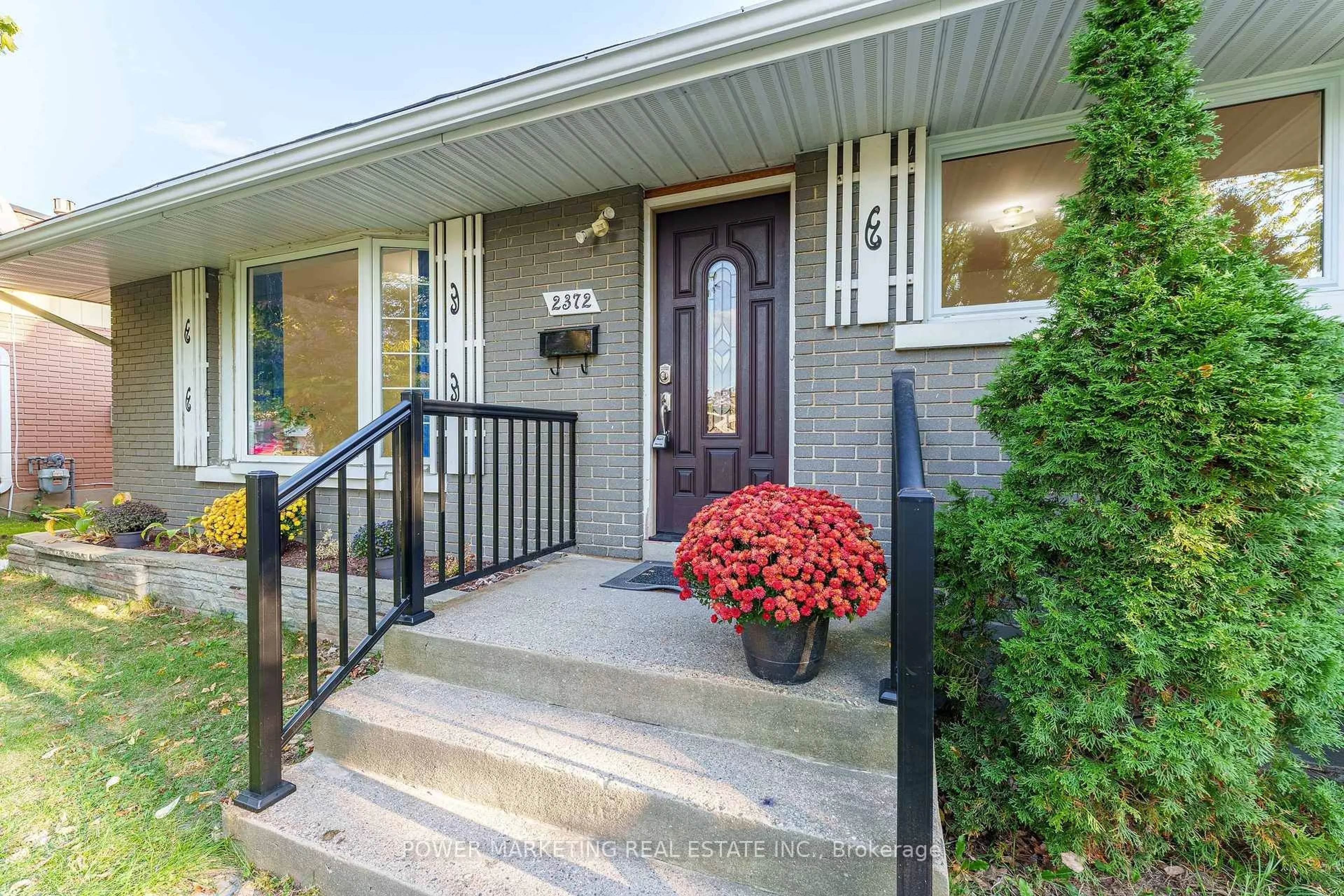 Indoor entryway for 2372 Riley Ave, Ottawa Ontario K2C 1J9
