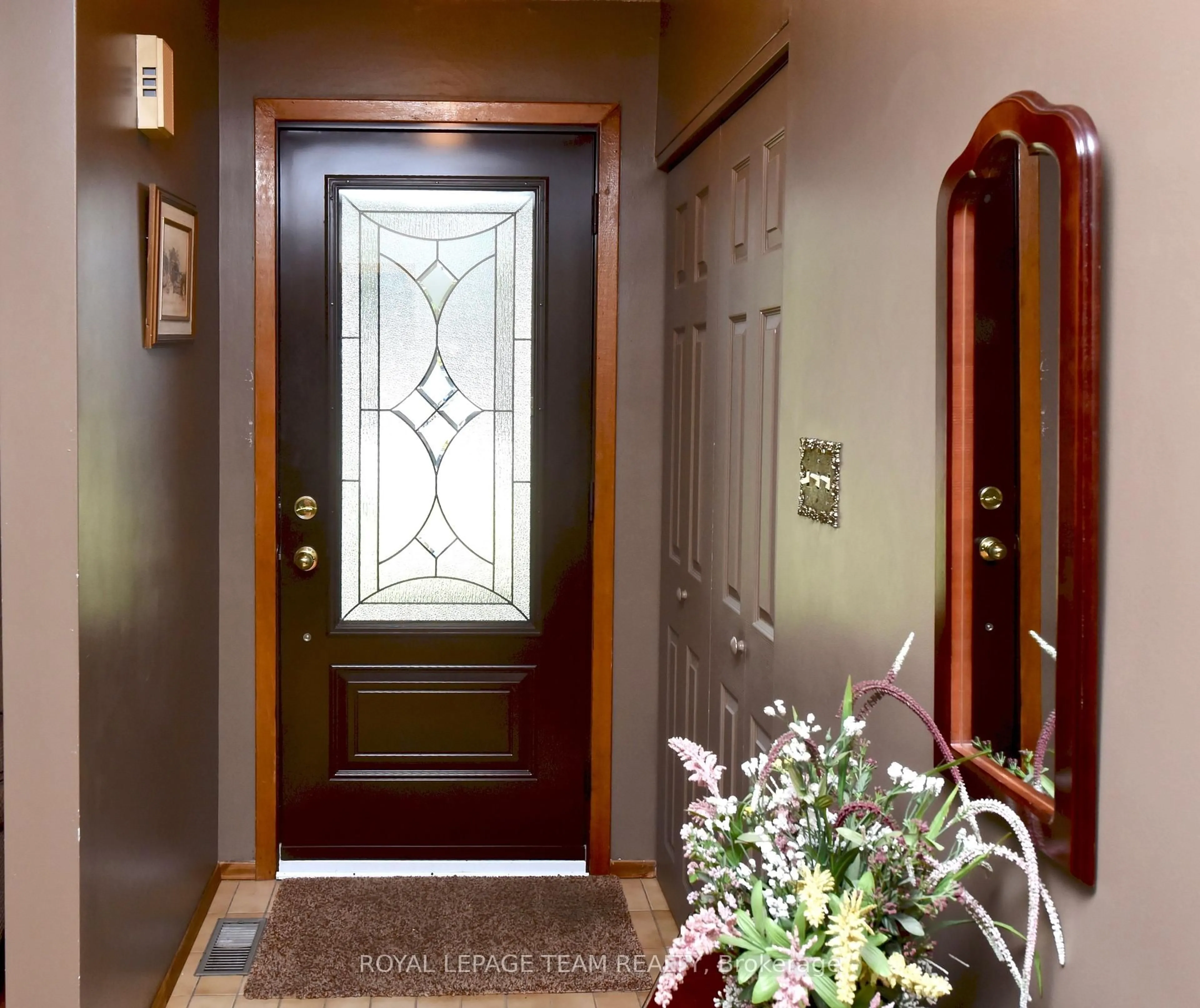 Indoor entryway for 28 Peden Blvd, Brockville Ontario K6V 3K3