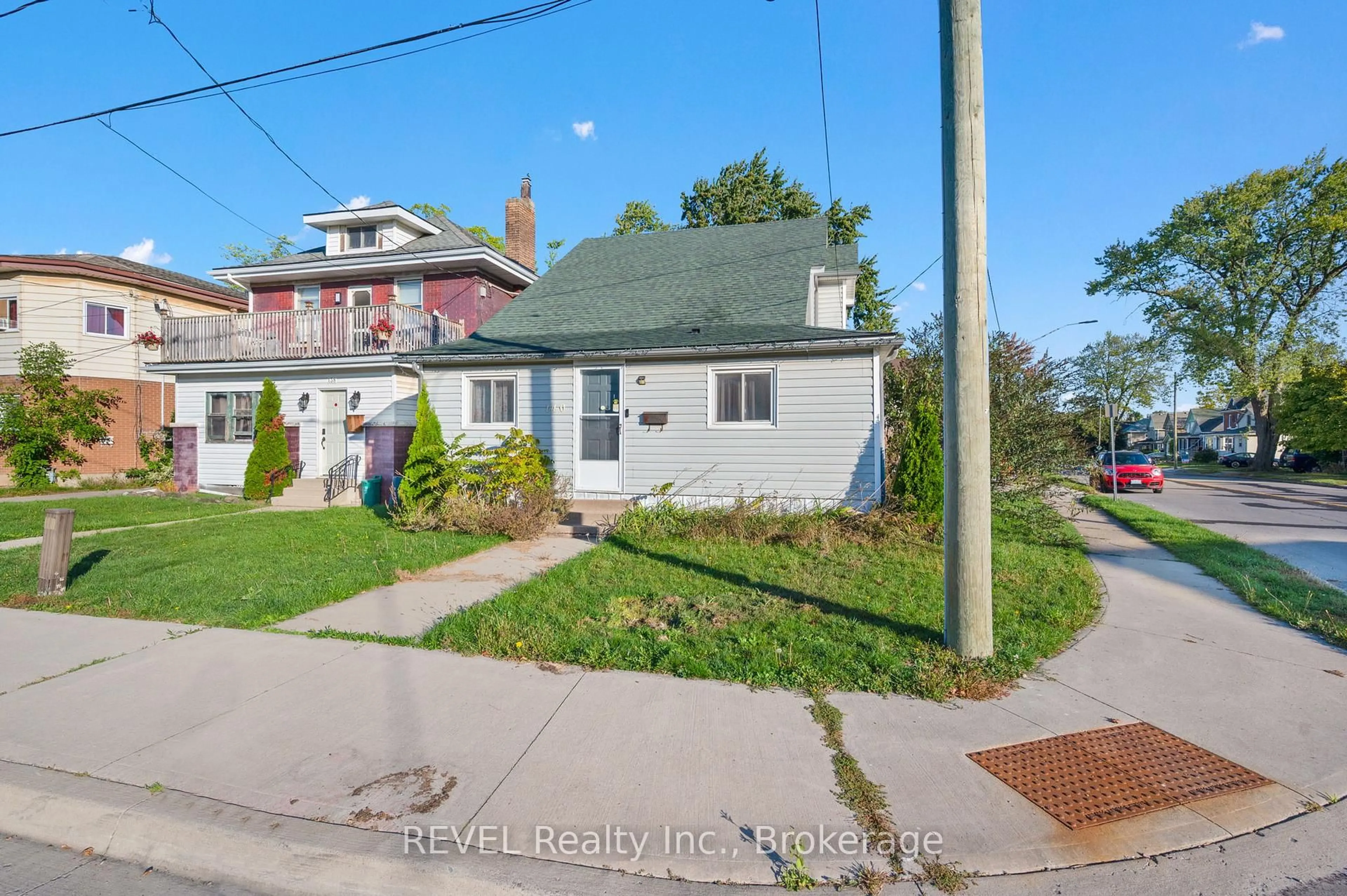 A pic from outside/outdoor area/front of a property/back of a property/a pic from drone, street for 140 Dorothy St, Welland Ontario L3B 3V9