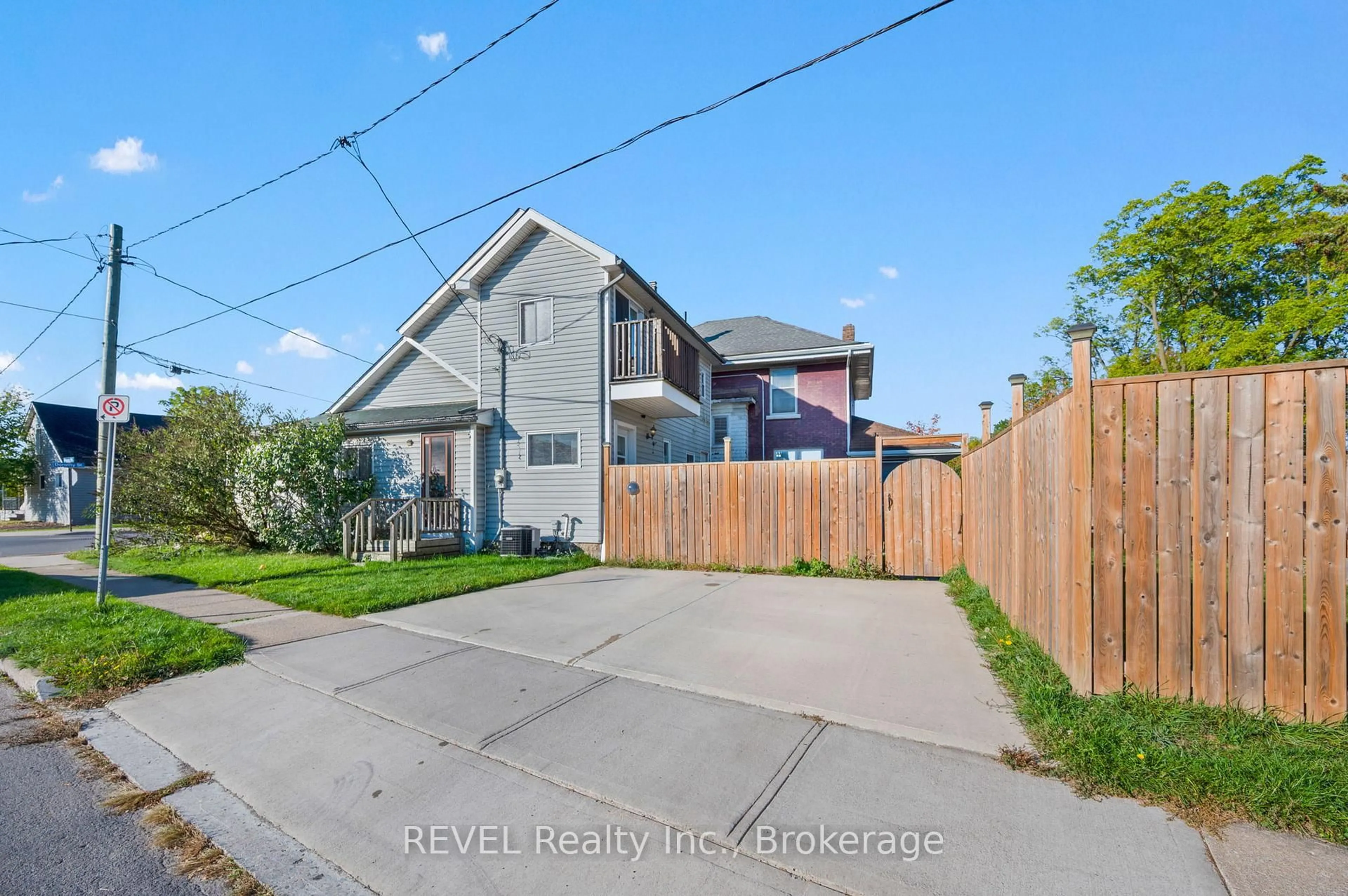 A pic from outside/outdoor area/front of a property/back of a property/a pic from drone, street for 140 Dorothy St, Welland Ontario L3B 3V9