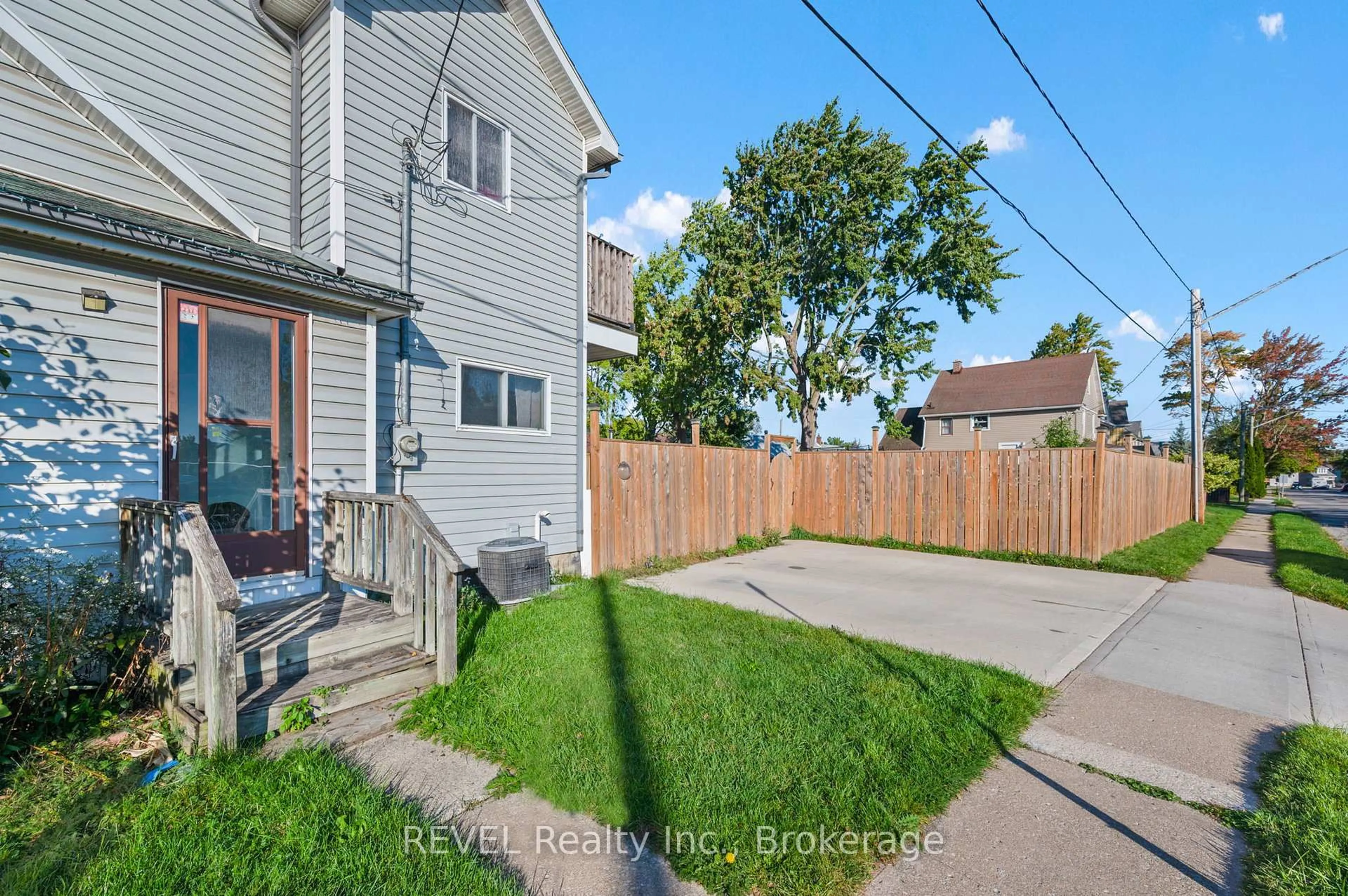 Patio, street for 140 Dorothy St, Welland Ontario L3B 3V9