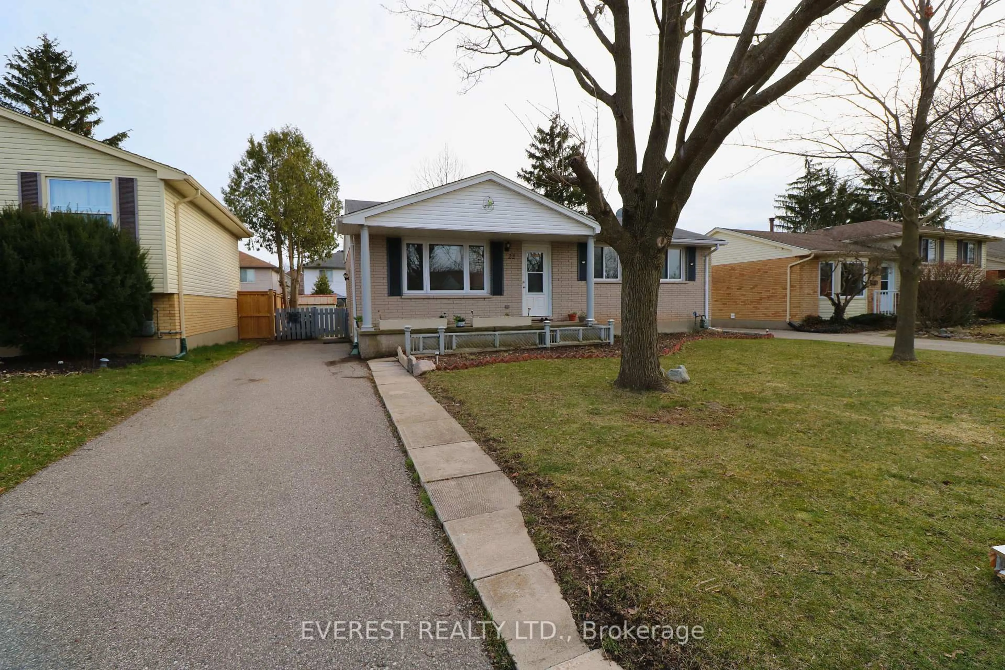 A pic from outside/outdoor area/front of a property/back of a property/a pic from drone, street for 22 LEGER Ave, St. Thomas Ontario N5R 5M3